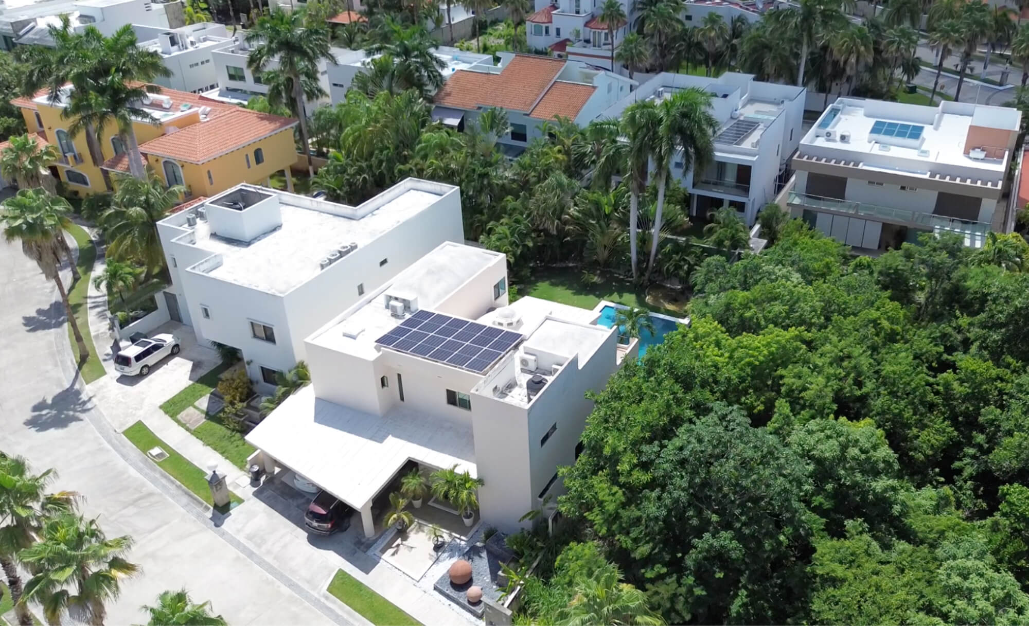 Casa frente al lago, alberca privada, muelle con acceso al lago para kayaks, area de spa y regadera con vapor, en residencial con casa club