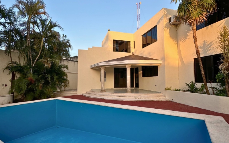 Residence with garden and private pool for sale in north zone, M&eacute;rida.