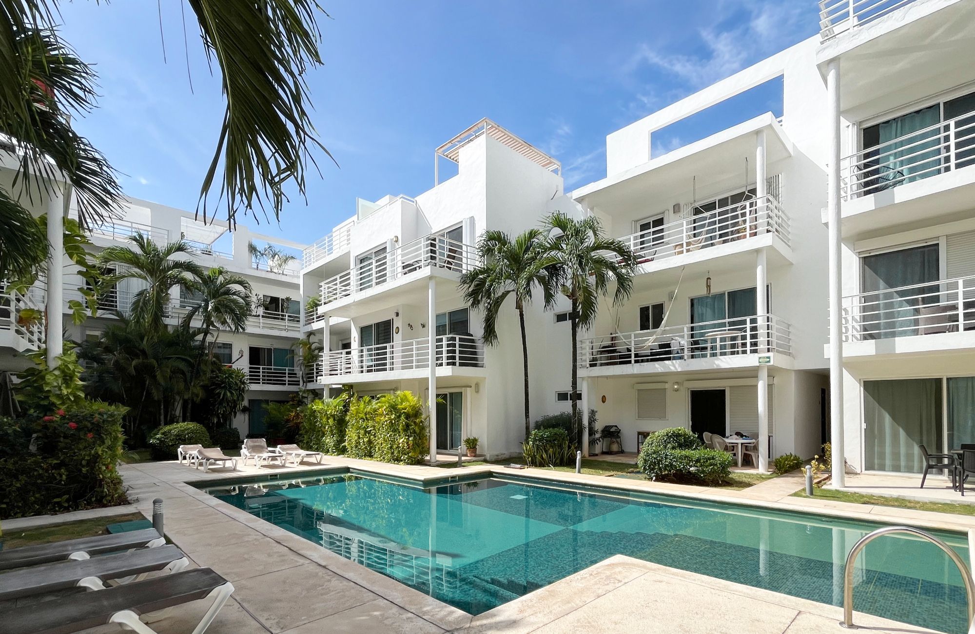 Apartment 190 meters from the beach, ocean view from rooftop, in a boutique hotel with room service, concierge, pool and barbecue area