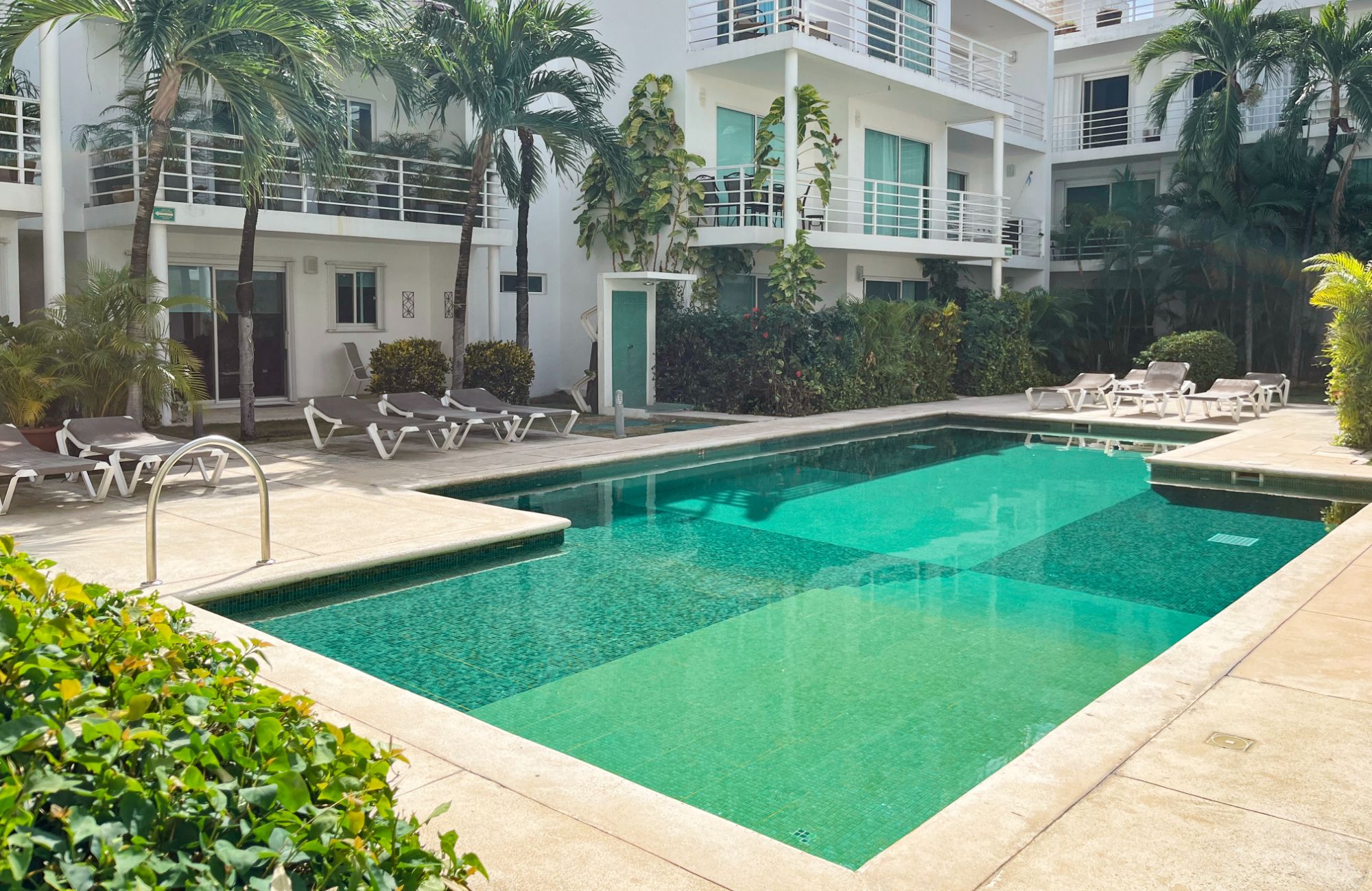 Apartment 190 meters from the beach, ocean view from rooftop, in a boutique hotel with room service, concierge, pool and barbecue area