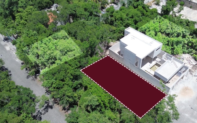 Single-family lot in Los Almendros Residential, for sale, Playa del Carmen.