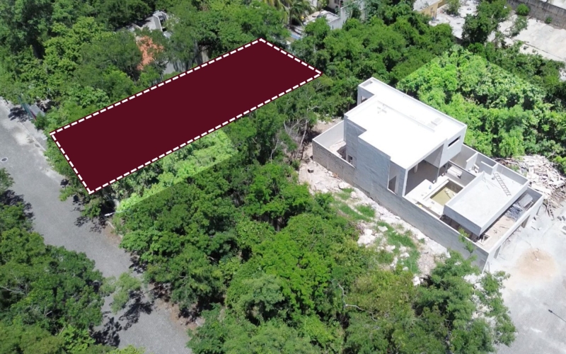 Single-family home lot for sale in Los Almendros Residential, Playa del Carmen.