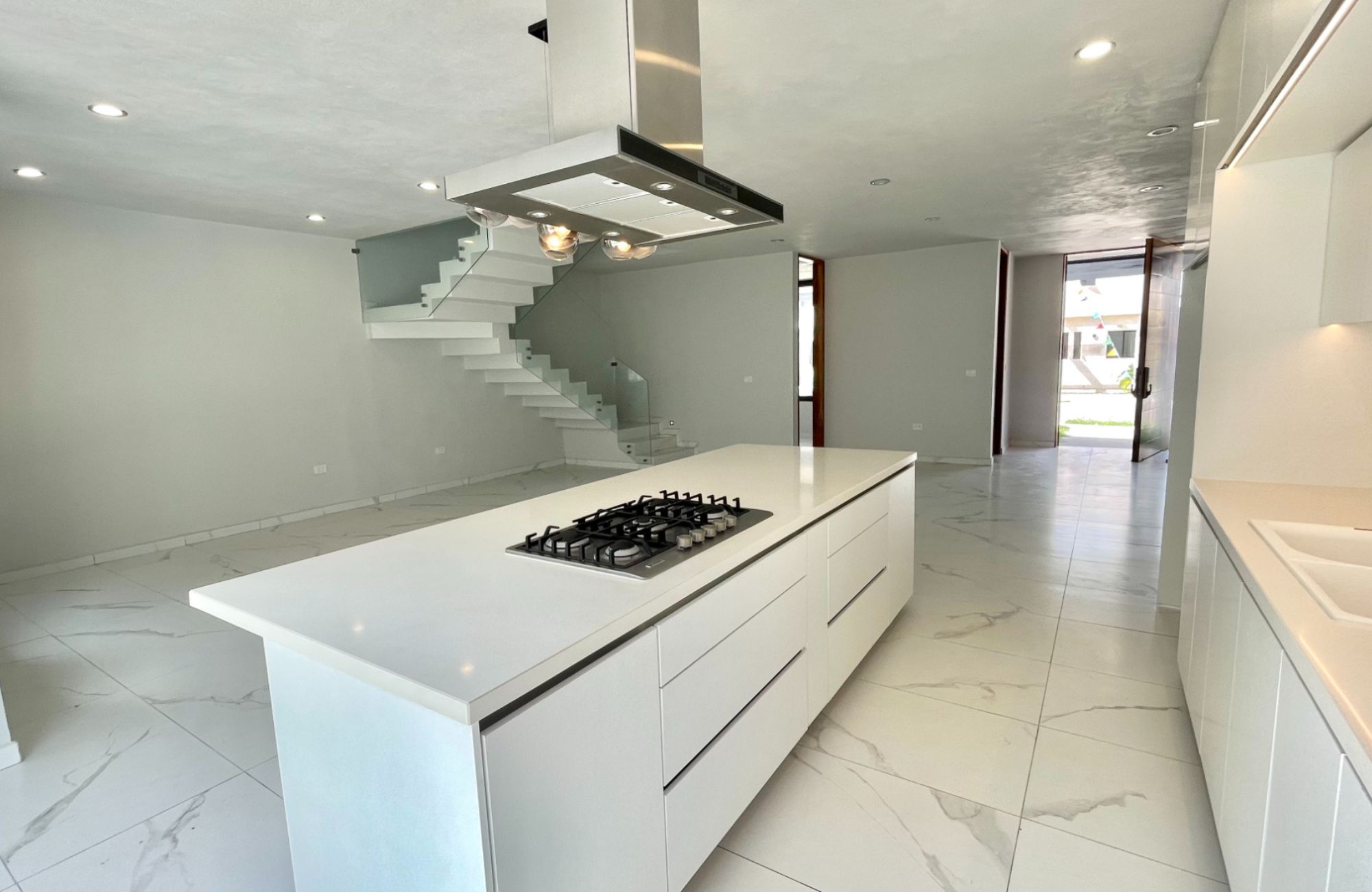 House with private pool, TV room, big roof garden terrace, parking for 3 cars, clubhouse with sports fields and amenities in Residencial