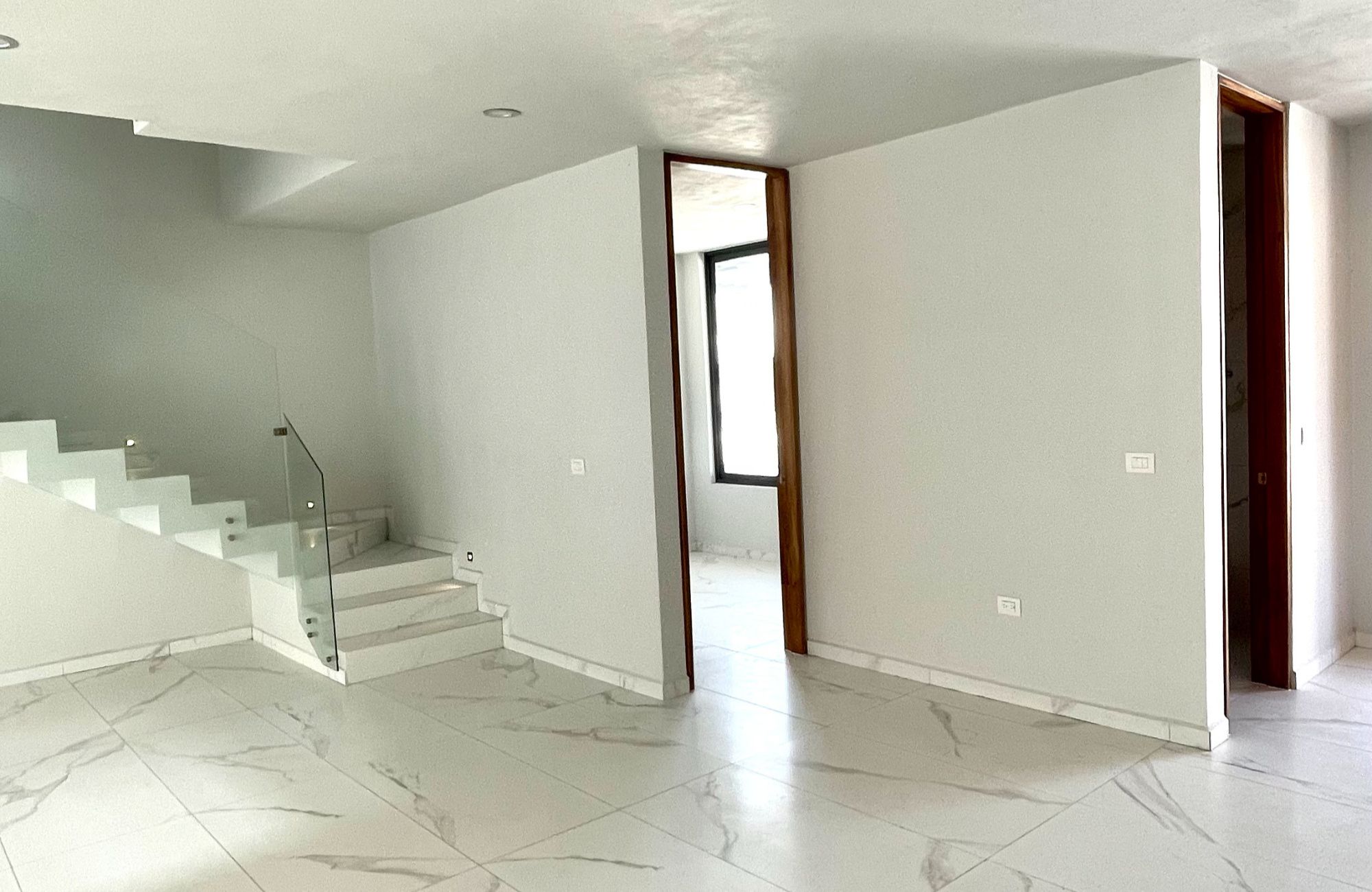 House with private pool, TV room, big roof garden terrace, parking for 3 cars, clubhouse with sports fields and amenities in Residencial