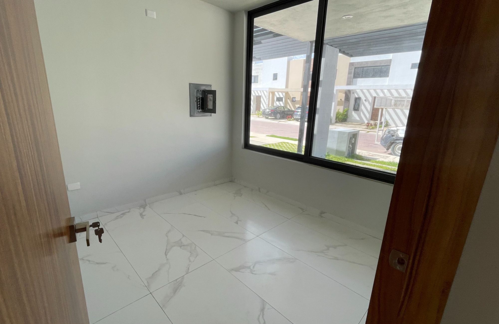 House with private pool, TV room, big roof garden terrace, parking for 3 cars, clubhouse with sports fields and amenities in Residencial