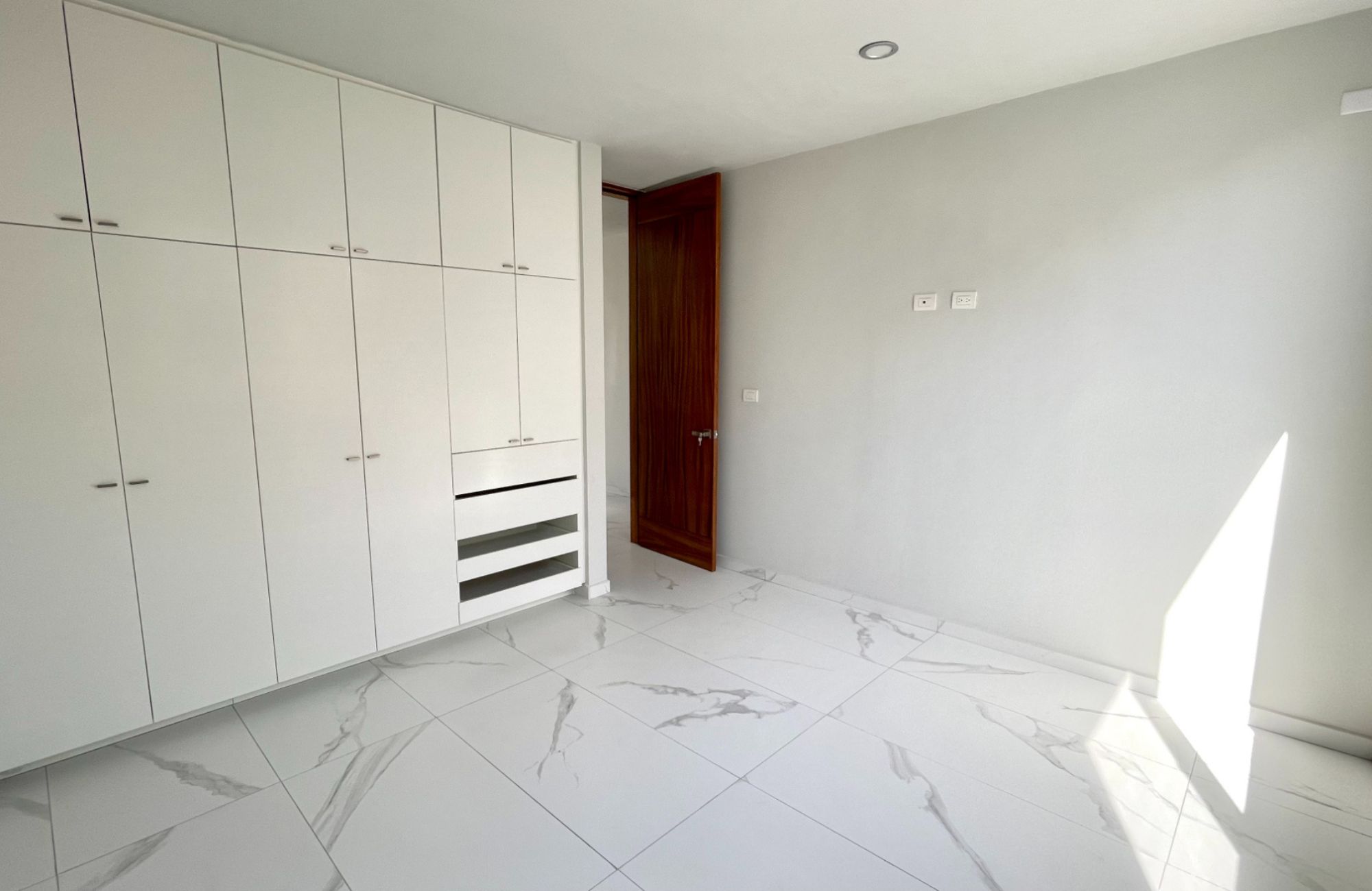 House with private pool, TV room, big roof garden terrace, parking for 3 cars, clubhouse with sports fields and amenities in Residencial