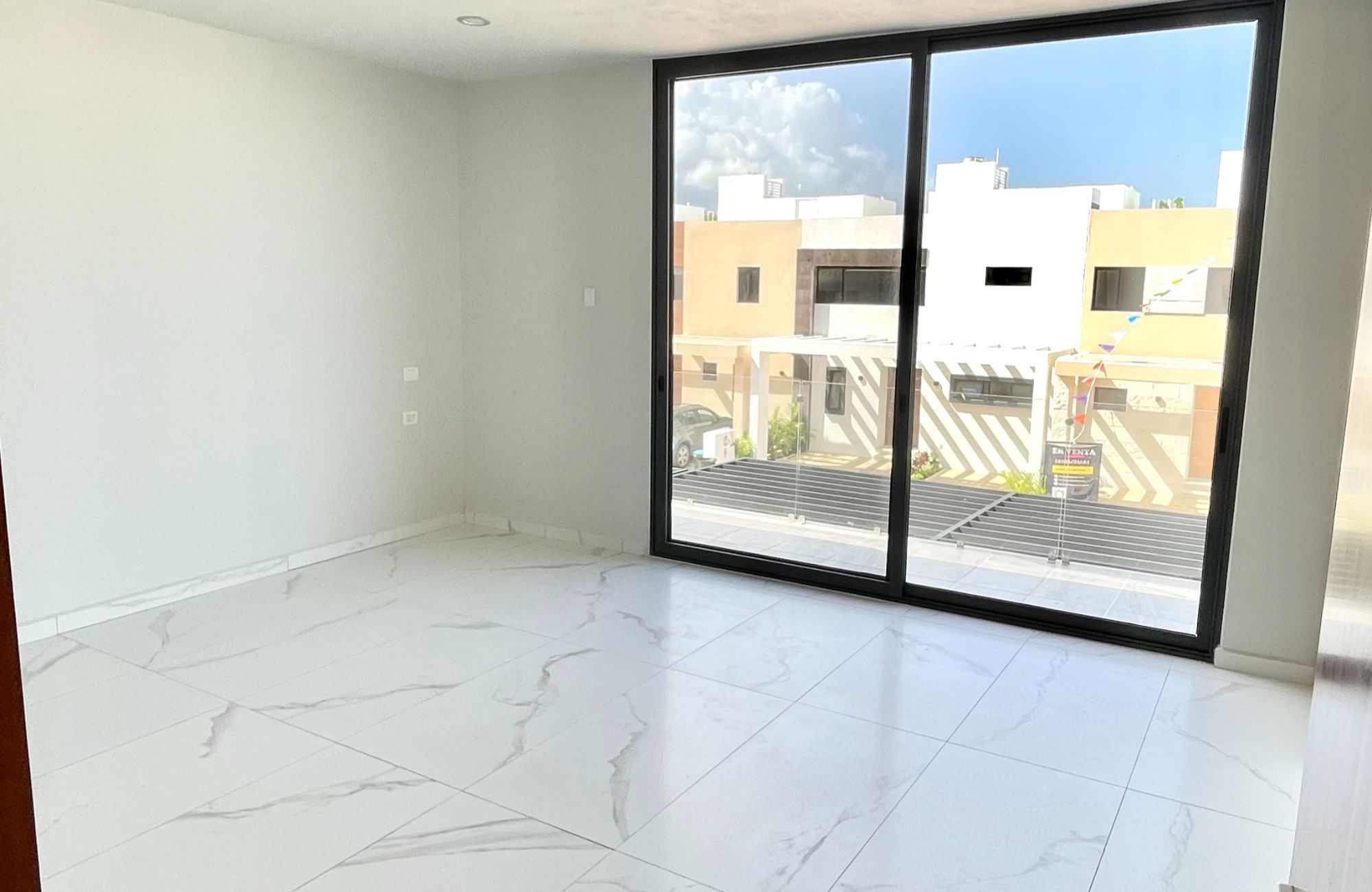 House with private pool, TV room, big roof garden terrace, parking for 3 cars, clubhouse with sports fields and amenities in Residencial