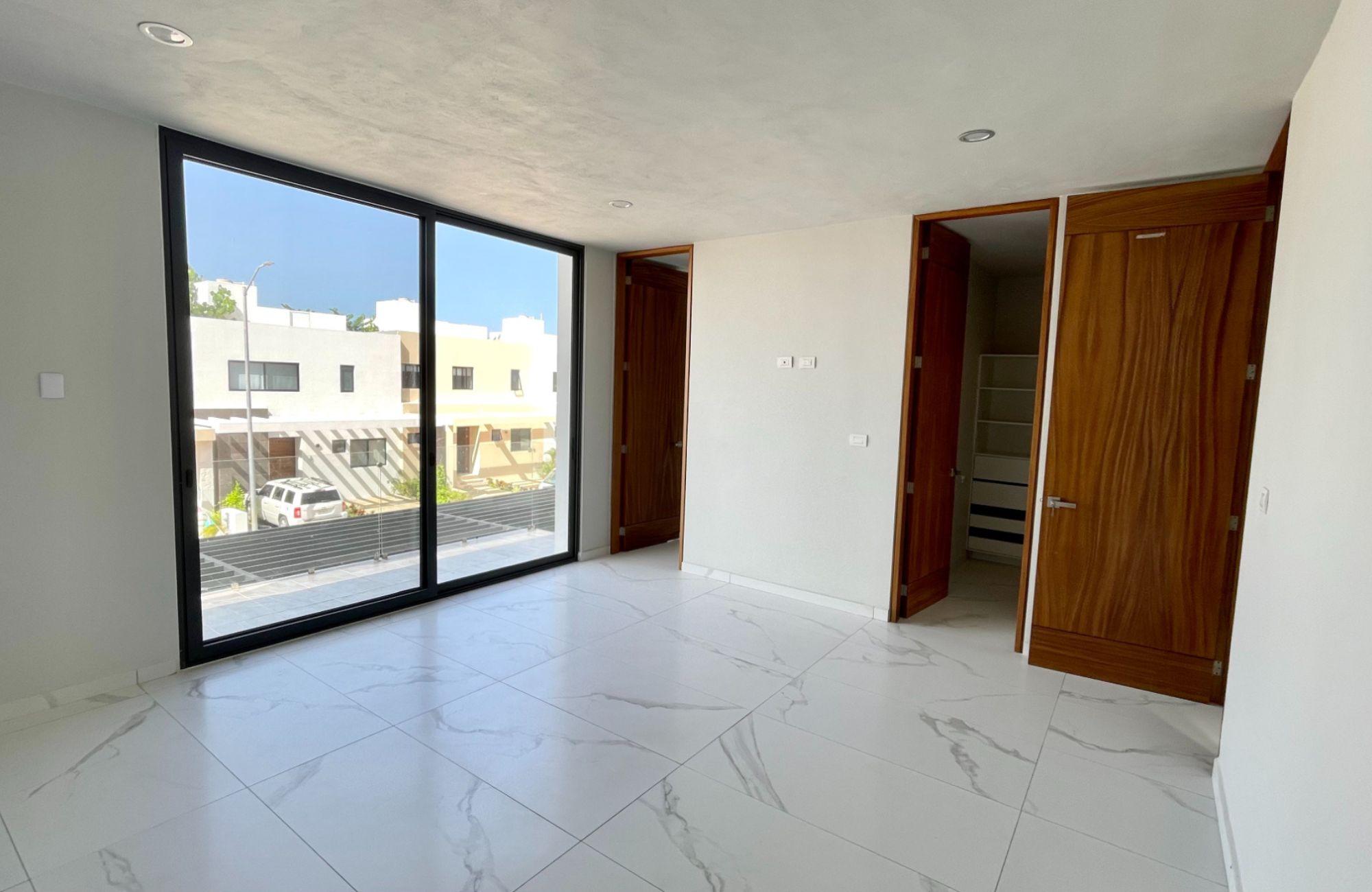 House with private pool, TV room, big roof garden terrace, parking for 3 cars, clubhouse with sports fields and amenities in Residencial