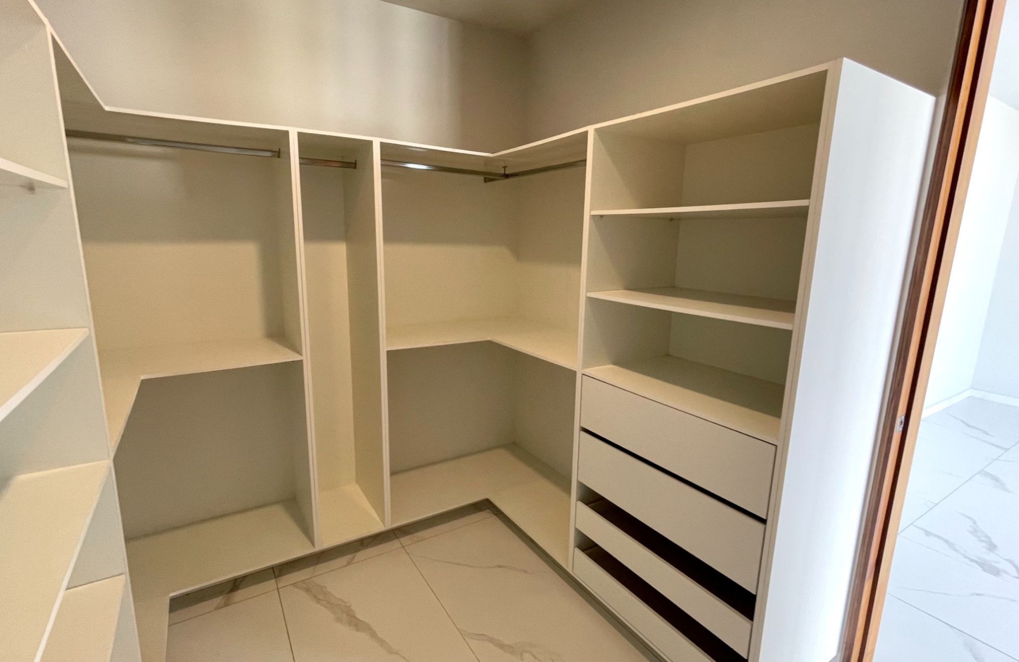 House with private pool, TV room, big roof garden terrace, parking for 3 cars, clubhouse with sports fields and amenities in Residencial