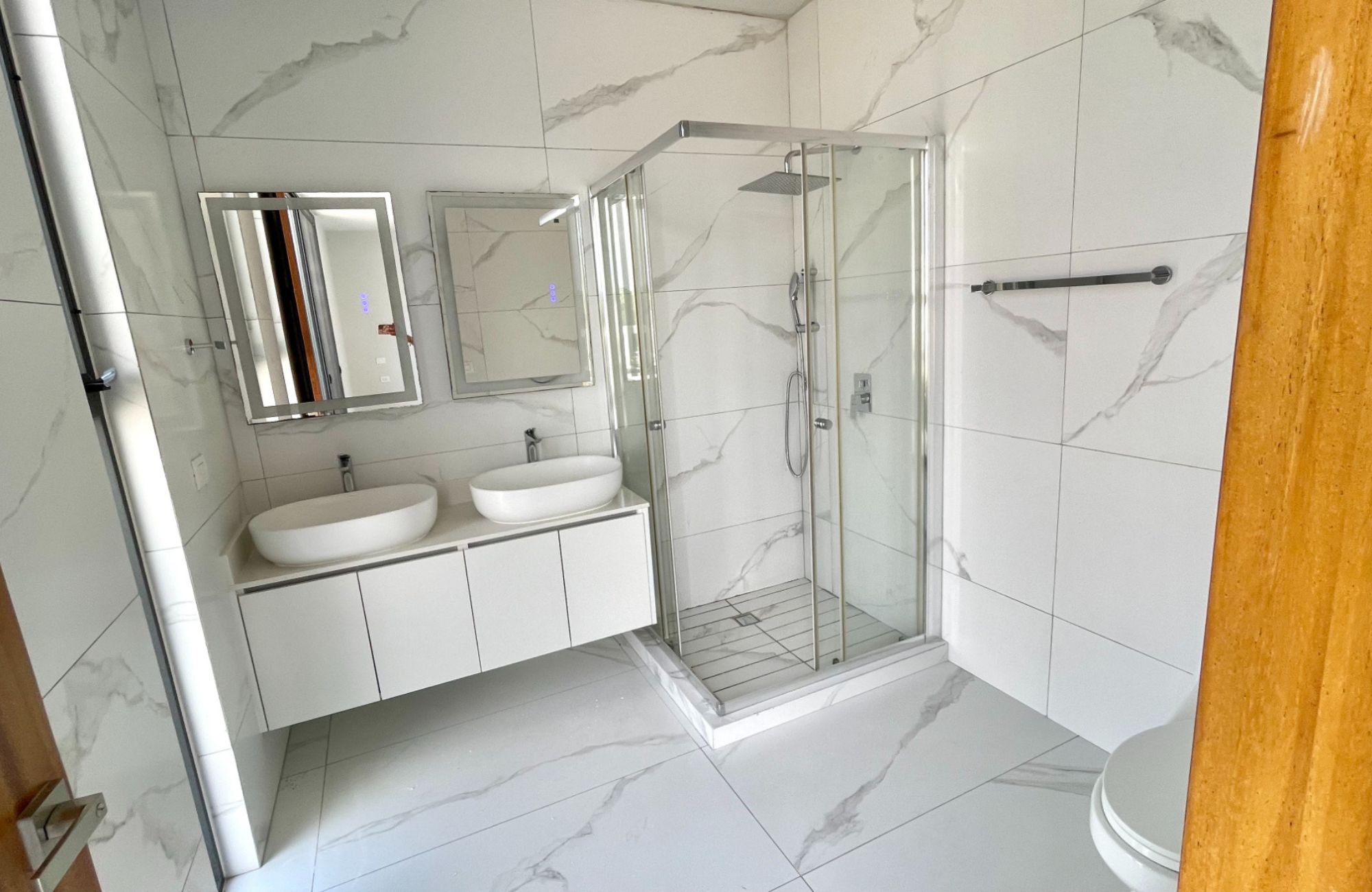 House with private pool, TV room, big roof garden terrace, parking for 3 cars, clubhouse with sports fields and amenities in Residencial