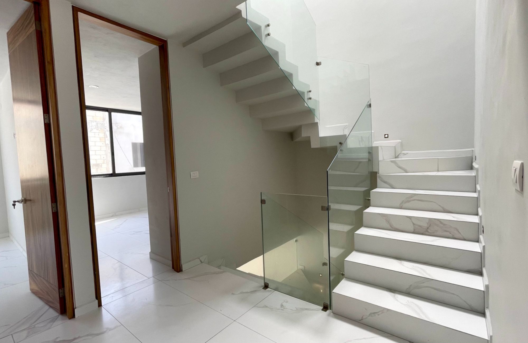 House with private pool, TV room, big roof garden terrace, parking for 3 cars, clubhouse with sports fields and amenities in Residencial