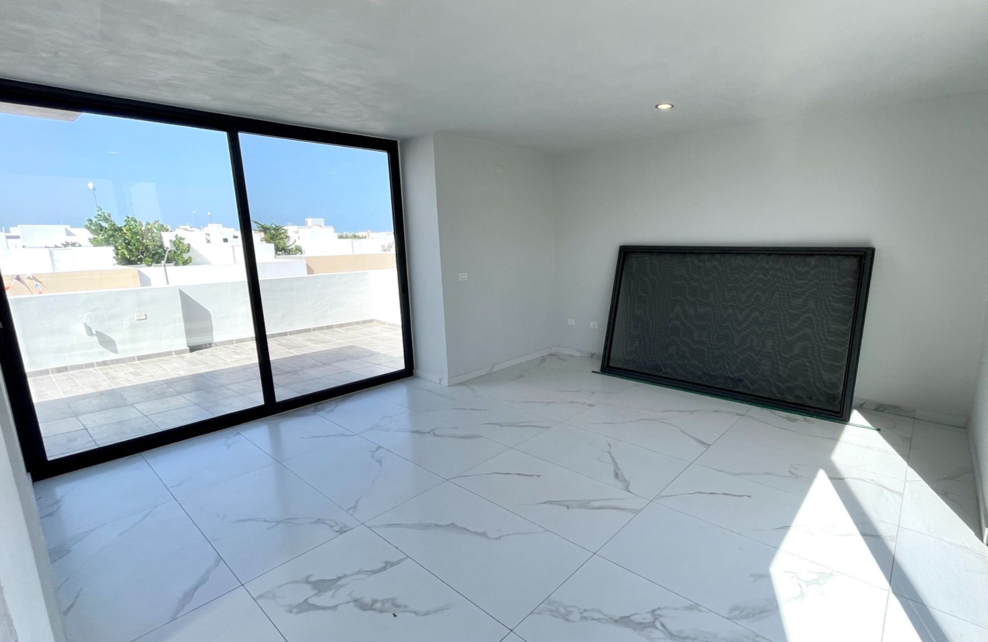 House with private pool, TV room, big roof garden terrace, parking for 3 cars, clubhouse with sports fields and amenities in Residencial