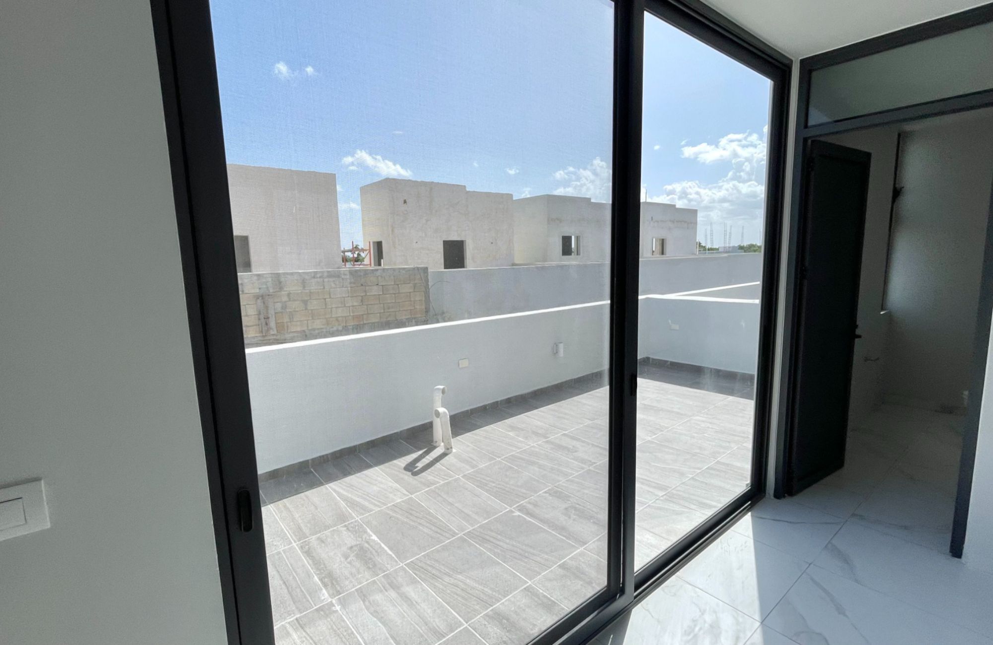 House with private pool, TV room, big roof garden terrace, parking for 3 cars, clubhouse with sports fields and amenities in Residencial