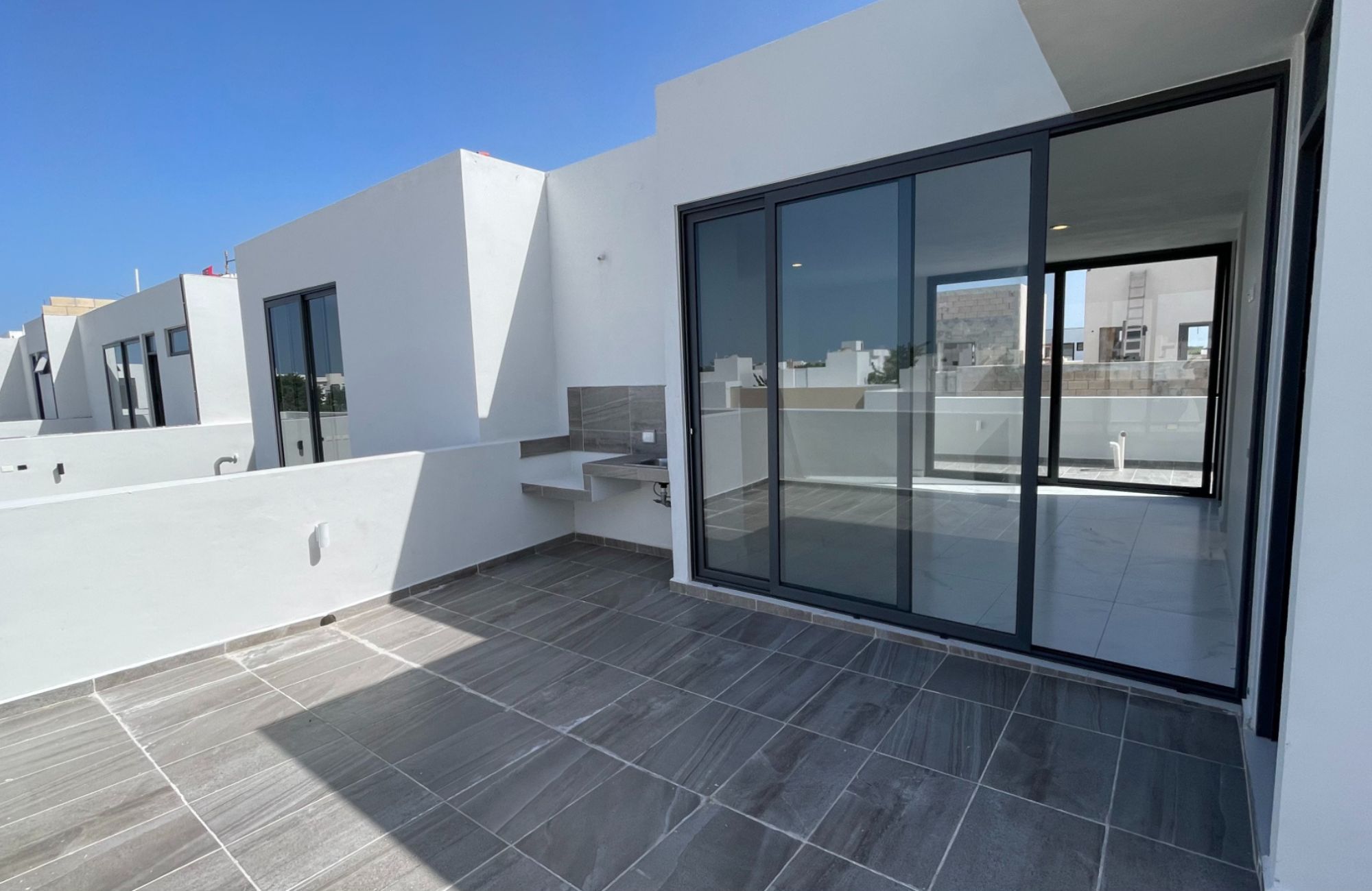 House with private pool, TV room, big roof garden terrace, parking for 3 cars, clubhouse with sports fields and amenities in Residencial