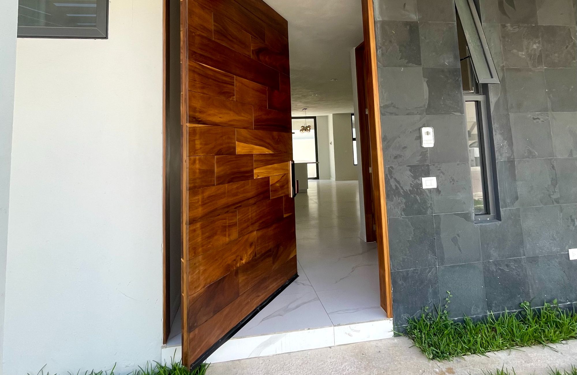 House with private pool, TV room, big roof garden terrace, parking for 3 cars, clubhouse with sports fields and amenities in Residencial