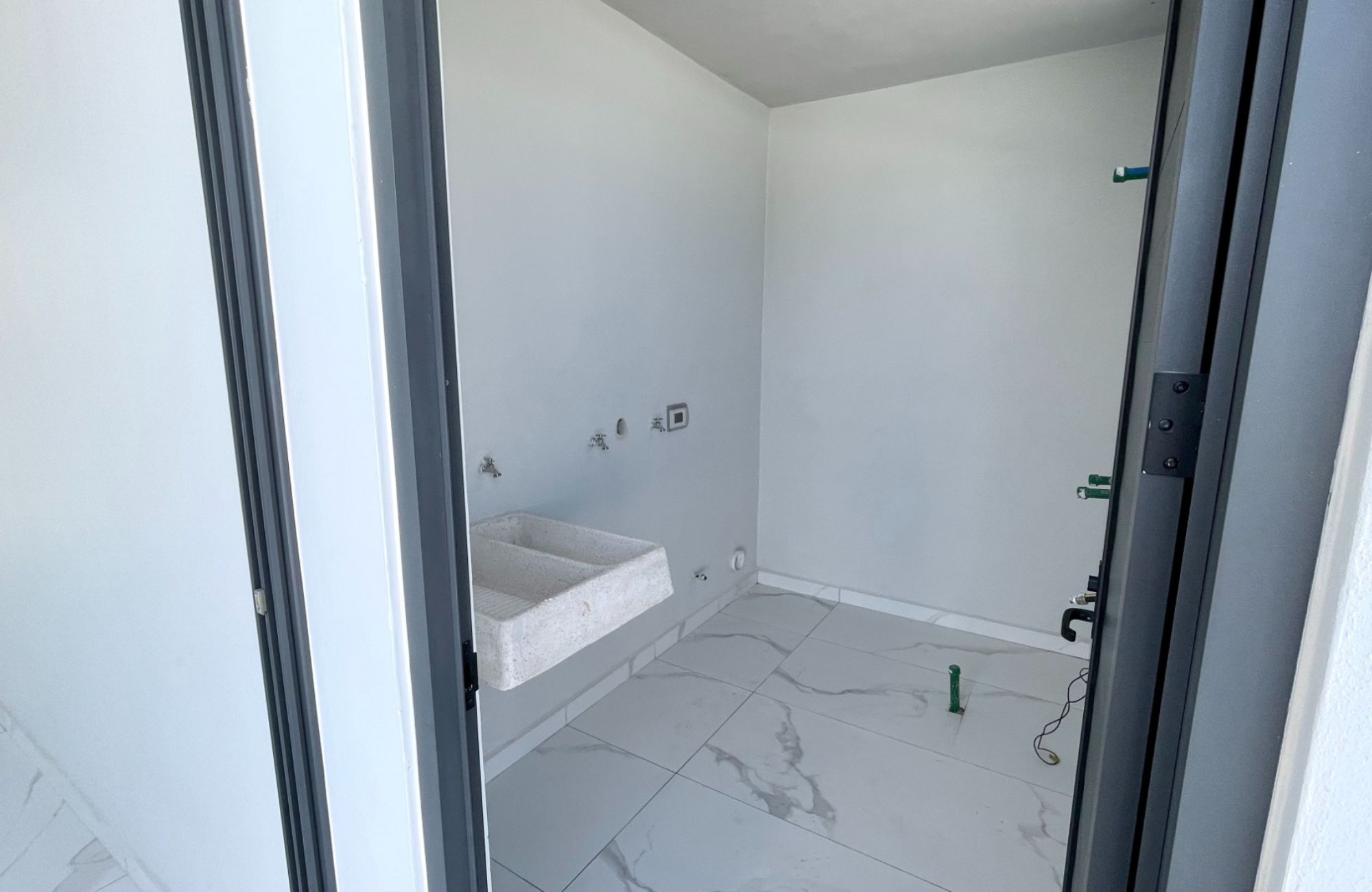 House with private pool, TV room, big roof garden terrace, parking for 3 cars, clubhouse with sports fields and amenities in Residencial