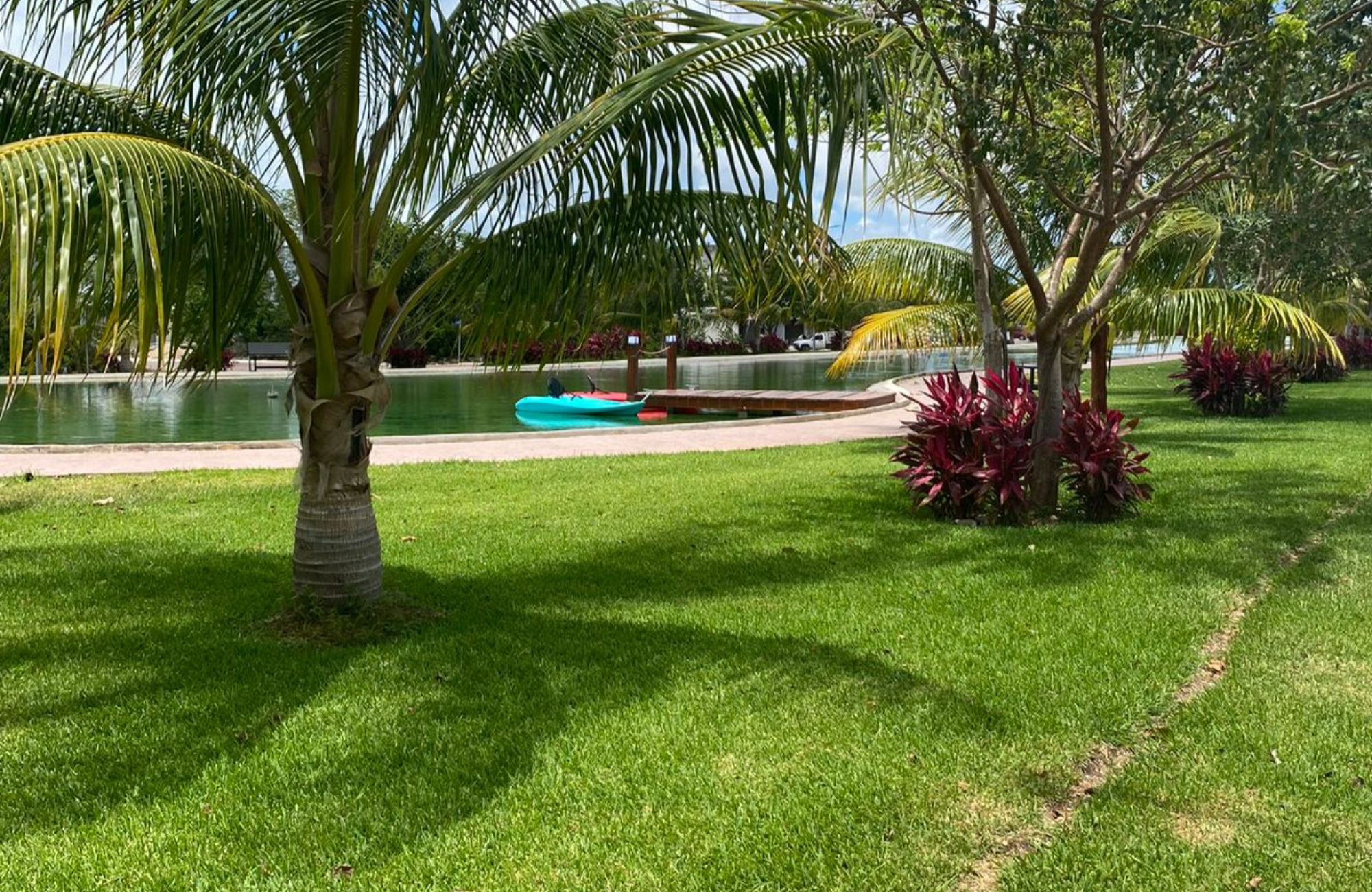 House with private pool, TV room, big roof garden terrace, parking for 3 cars, clubhouse with sports fields and amenities in Residencial