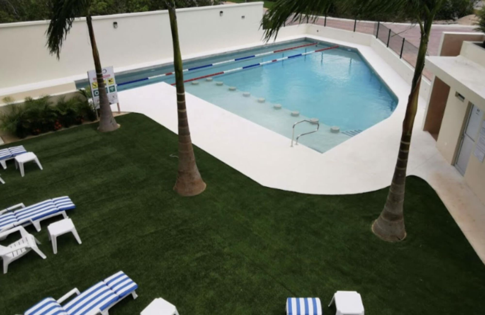 House with private pool, TV room, big roof garden terrace, parking for 3 cars, clubhouse with sports fields and amenities in Residencial