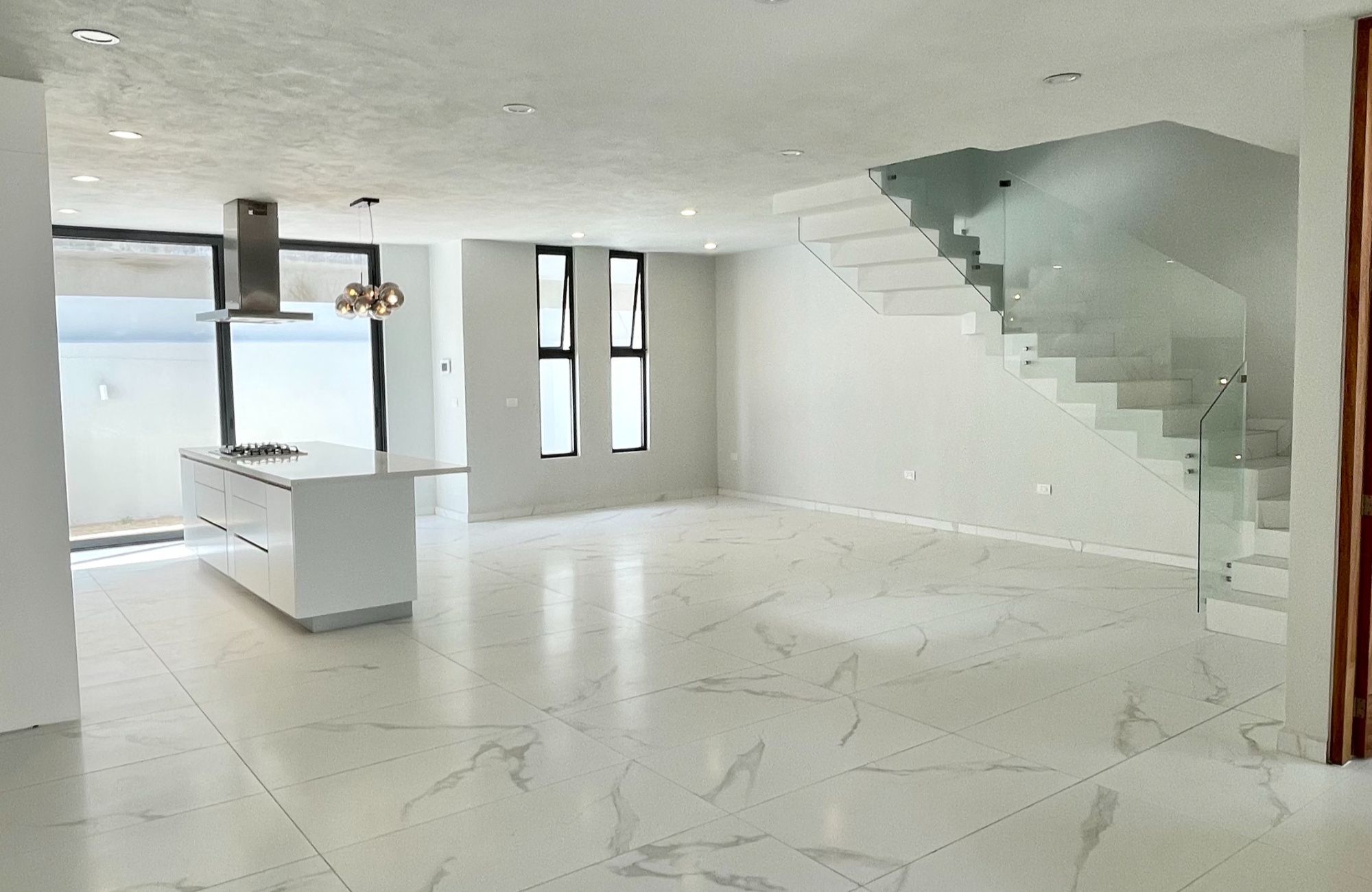 House with private pool, TV room, big roof garden terrace, parking for 3 cars, clubhouse with sports fields and amenities in Residencial