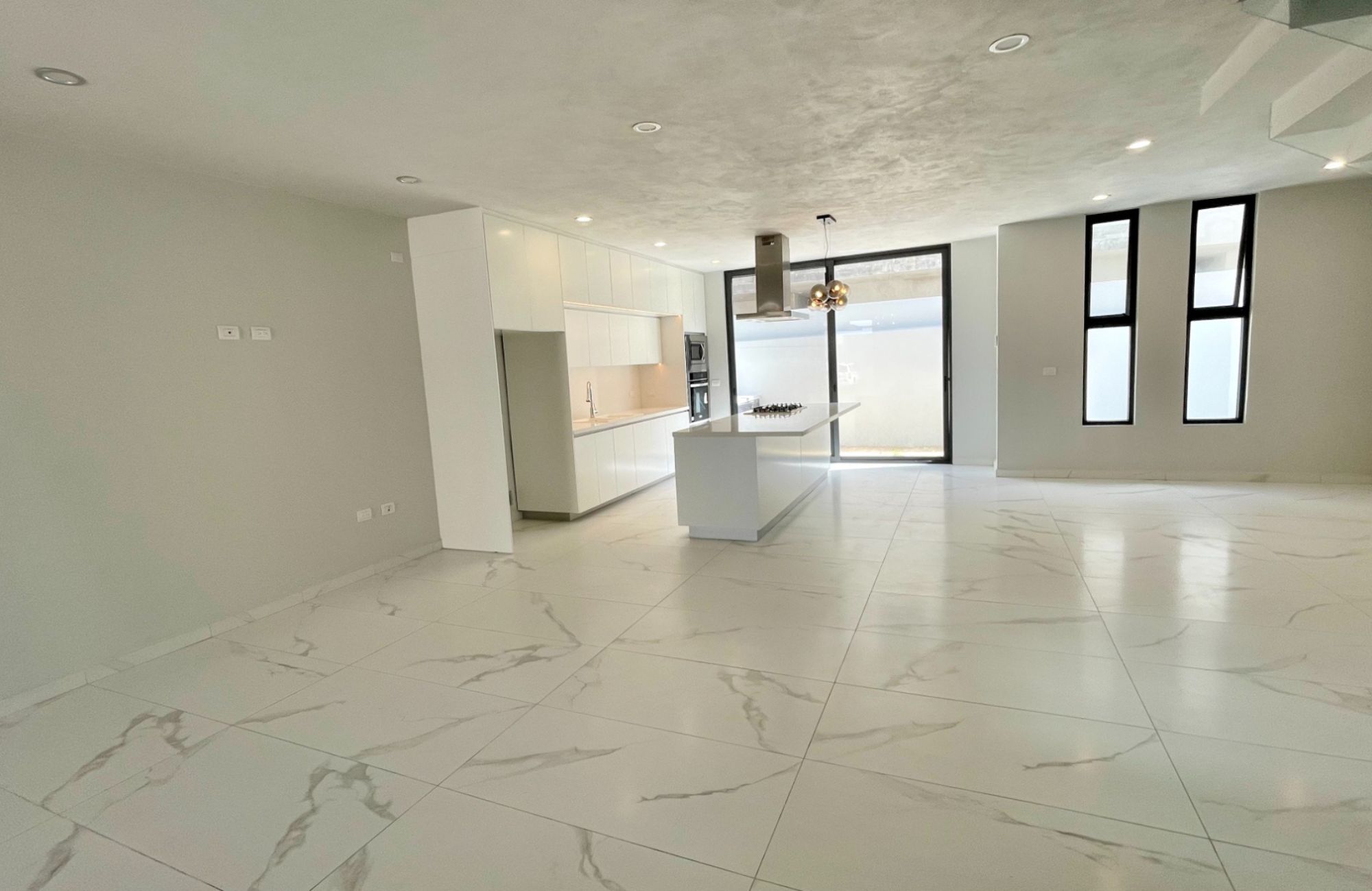 House with private pool, TV room, big roof garden terrace, parking for 3 cars, clubhouse with sports fields and amenities in Residencial