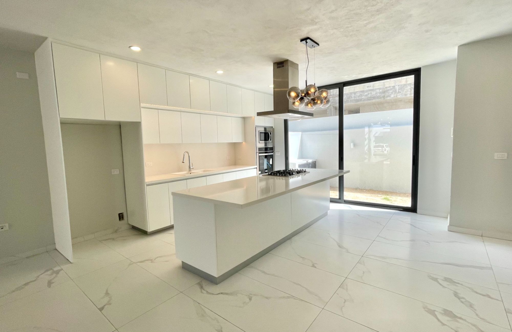 House with private pool, TV room, big roof garden terrace, parking for 3 cars, clubhouse with sports fields and amenities in Residencial