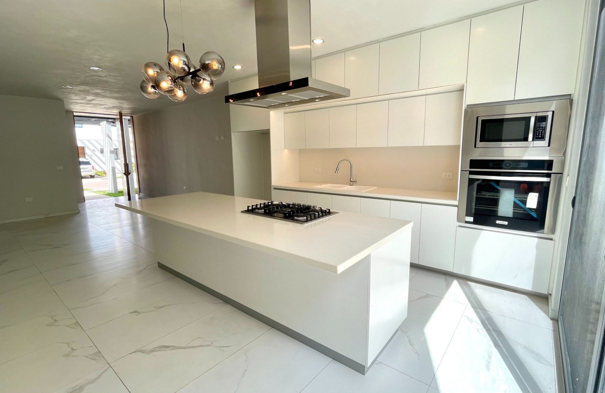 House with private pool, TV room, big roof garden terrace, parking for 3 cars, clubhouse with sports fields and amenities in Residencial