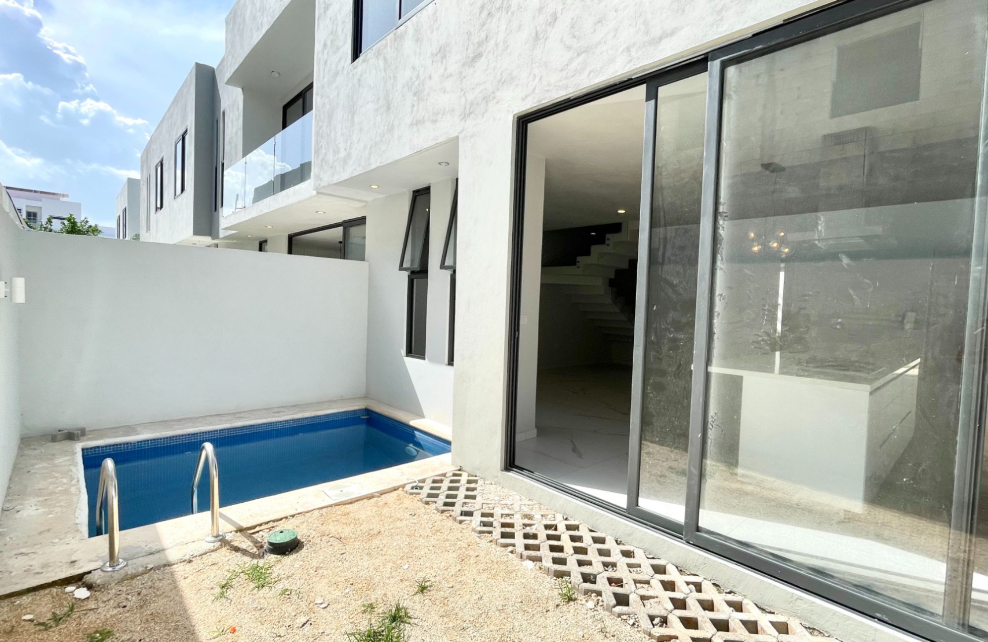 House with private pool, TV room, big roof garden terrace, parking for 3 cars, clubhouse with sports fields and amenities in Residencial