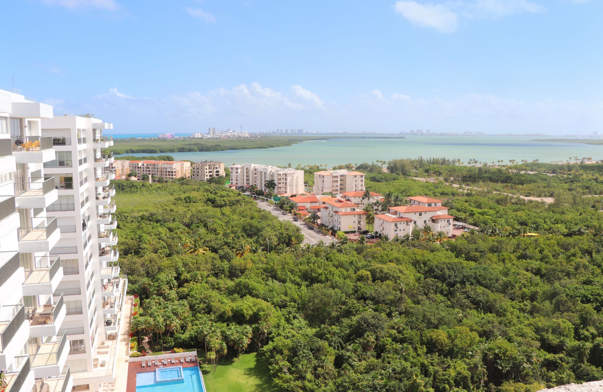 Condo with more than 25 amenities for sale, Huayac&aacute;n, Canc&uacute;n