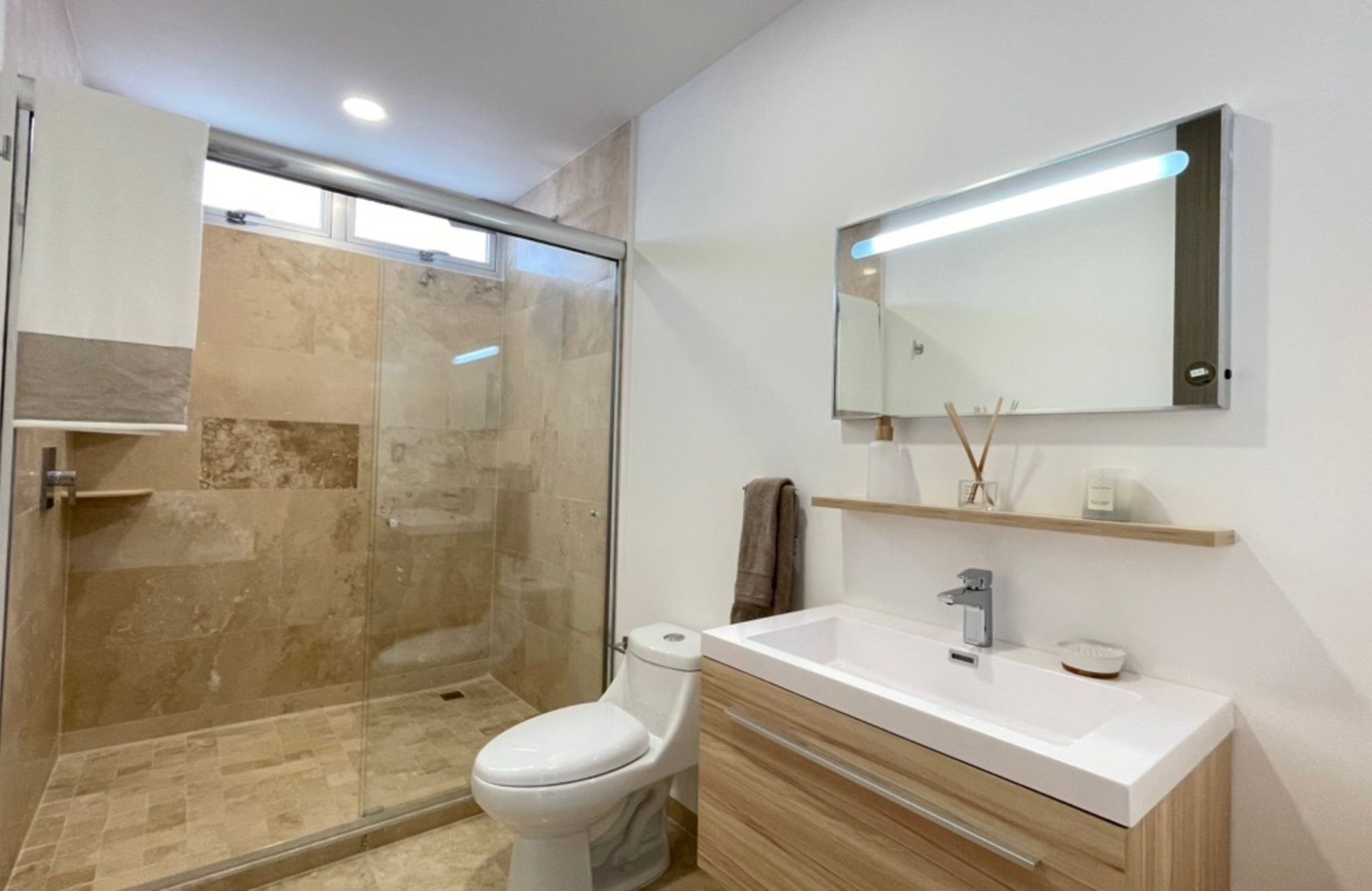 Apartment with pool overlooking the lagoon, jacuzzi, cinema for sale Cancun.