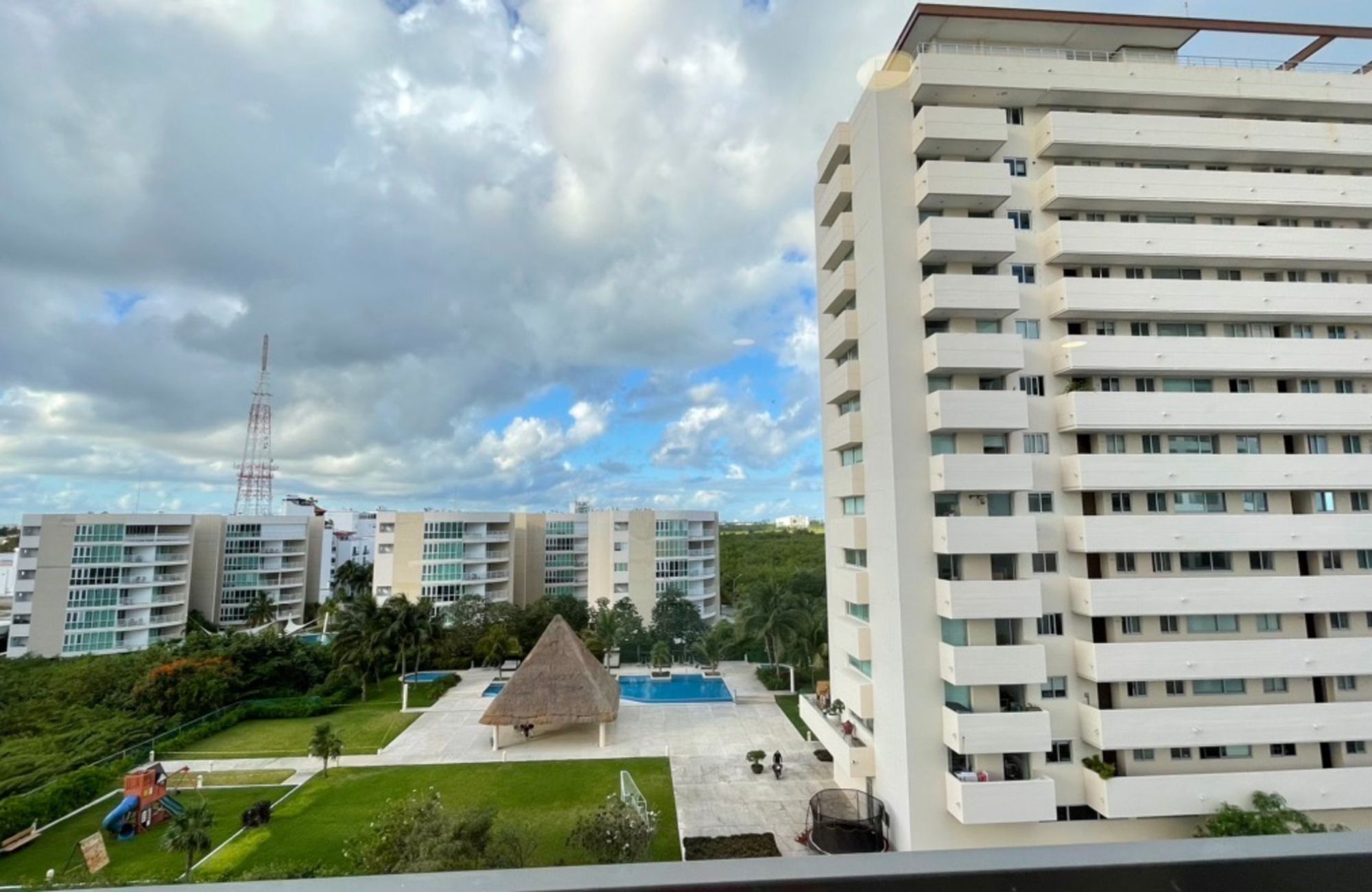 Apartment with pool overlooking the lagoon, jacuzzi, cinema for sale Cancun.