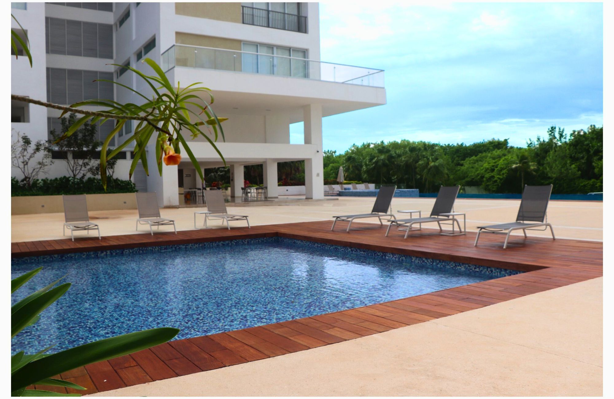 Apartment with pool overlooking the lagoon, jacuzzi, cinema for sale Cancun.