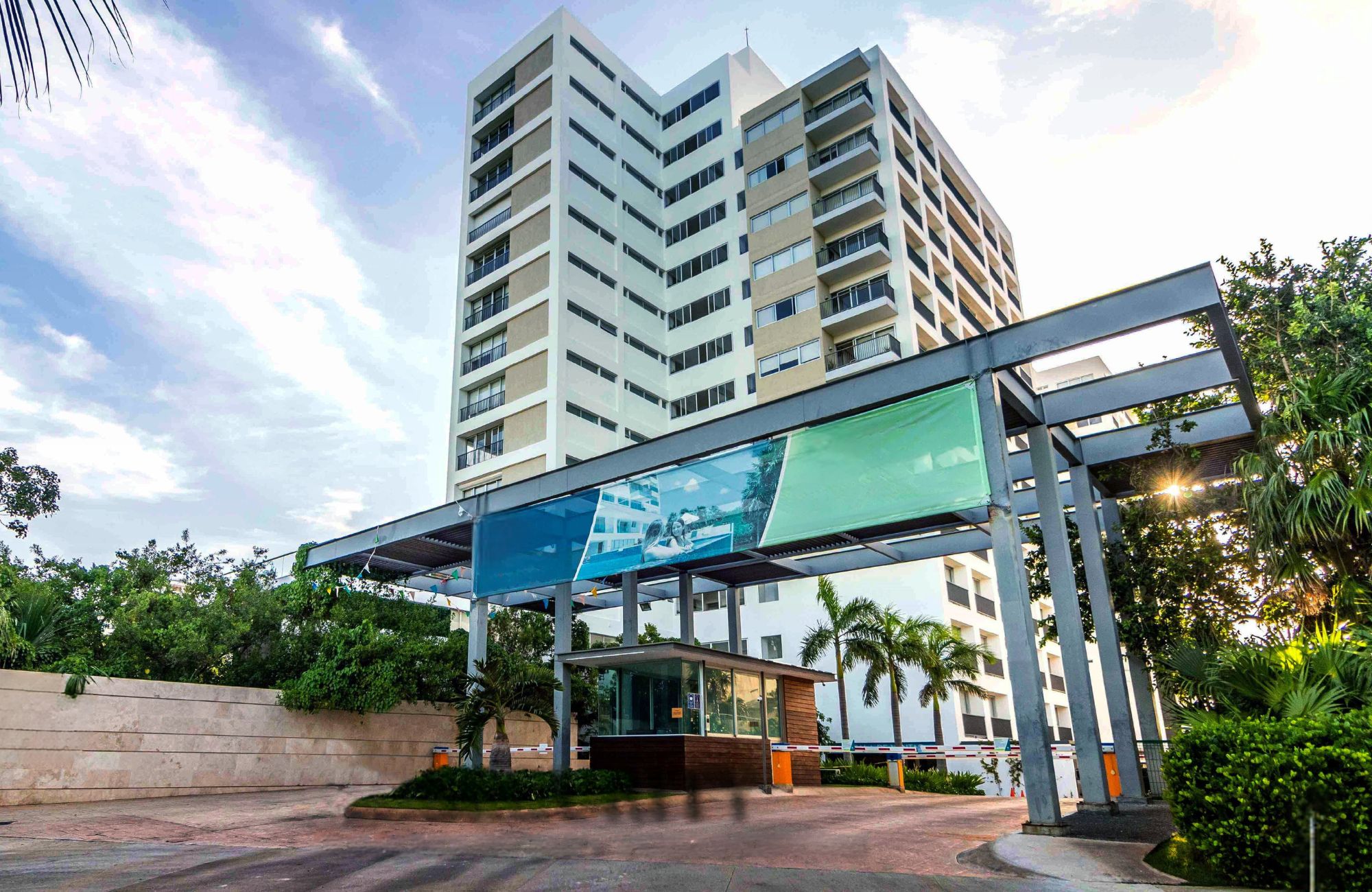 Apartment with pool overlooking the lagoon, jacuzzi, cinema for sale Cancun.