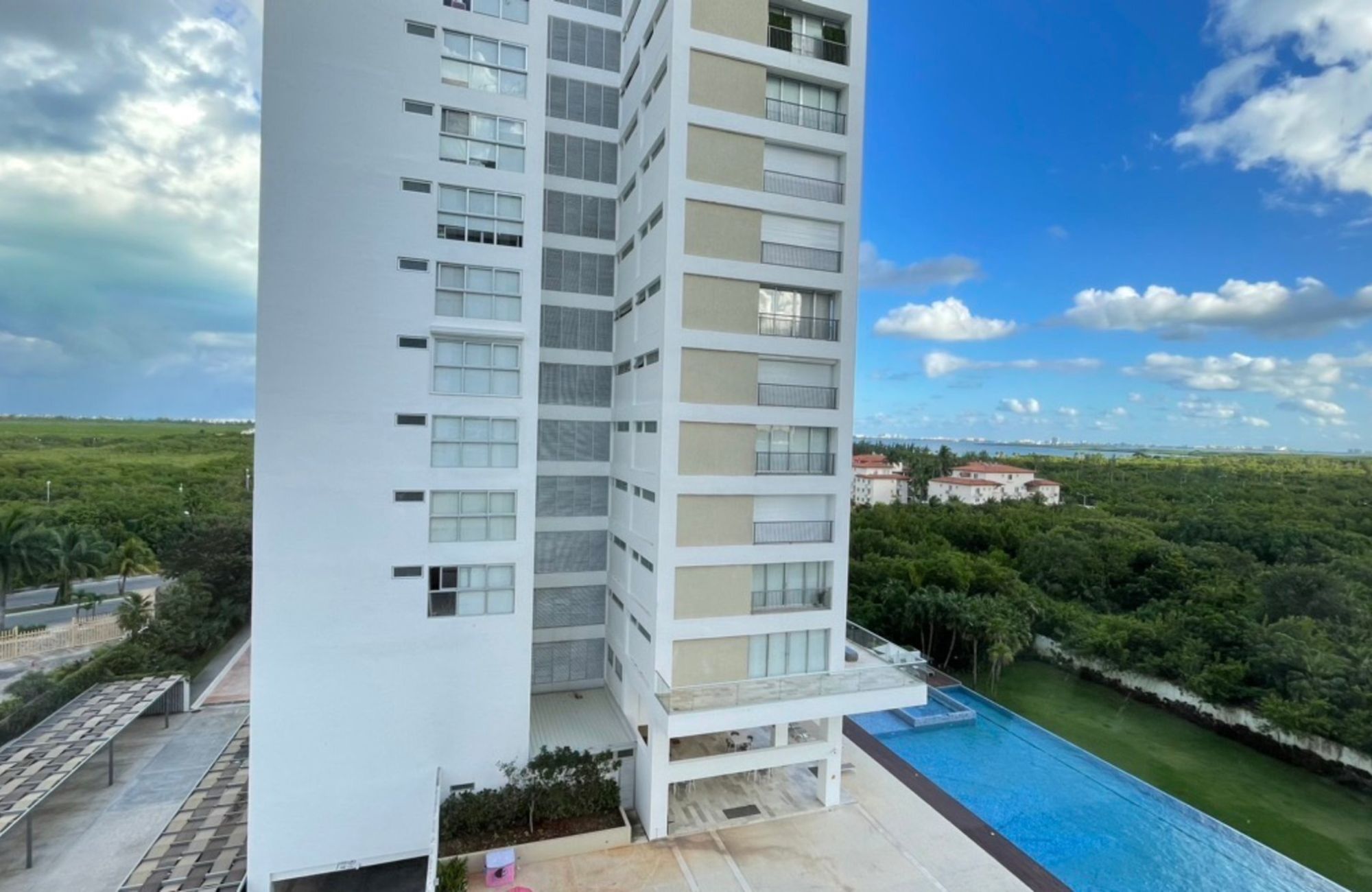 Apartment with pool overlooking the lagoon, jacuzzi, cinema for sale Cancun.