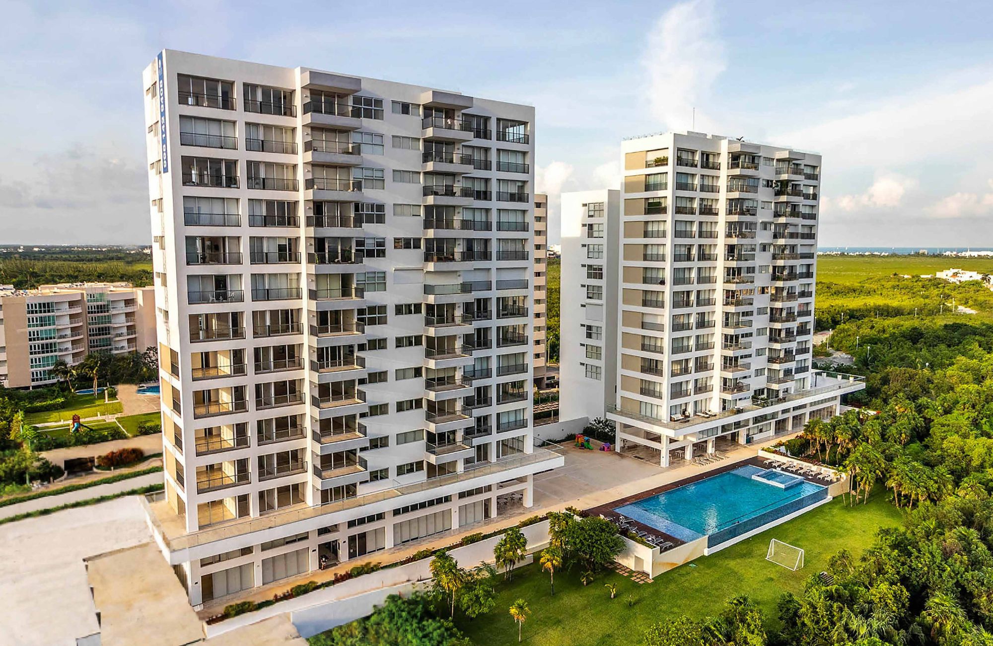 Condominium with terrace, rooftop, and pool for sale, Puerto Cancun, Cancun.