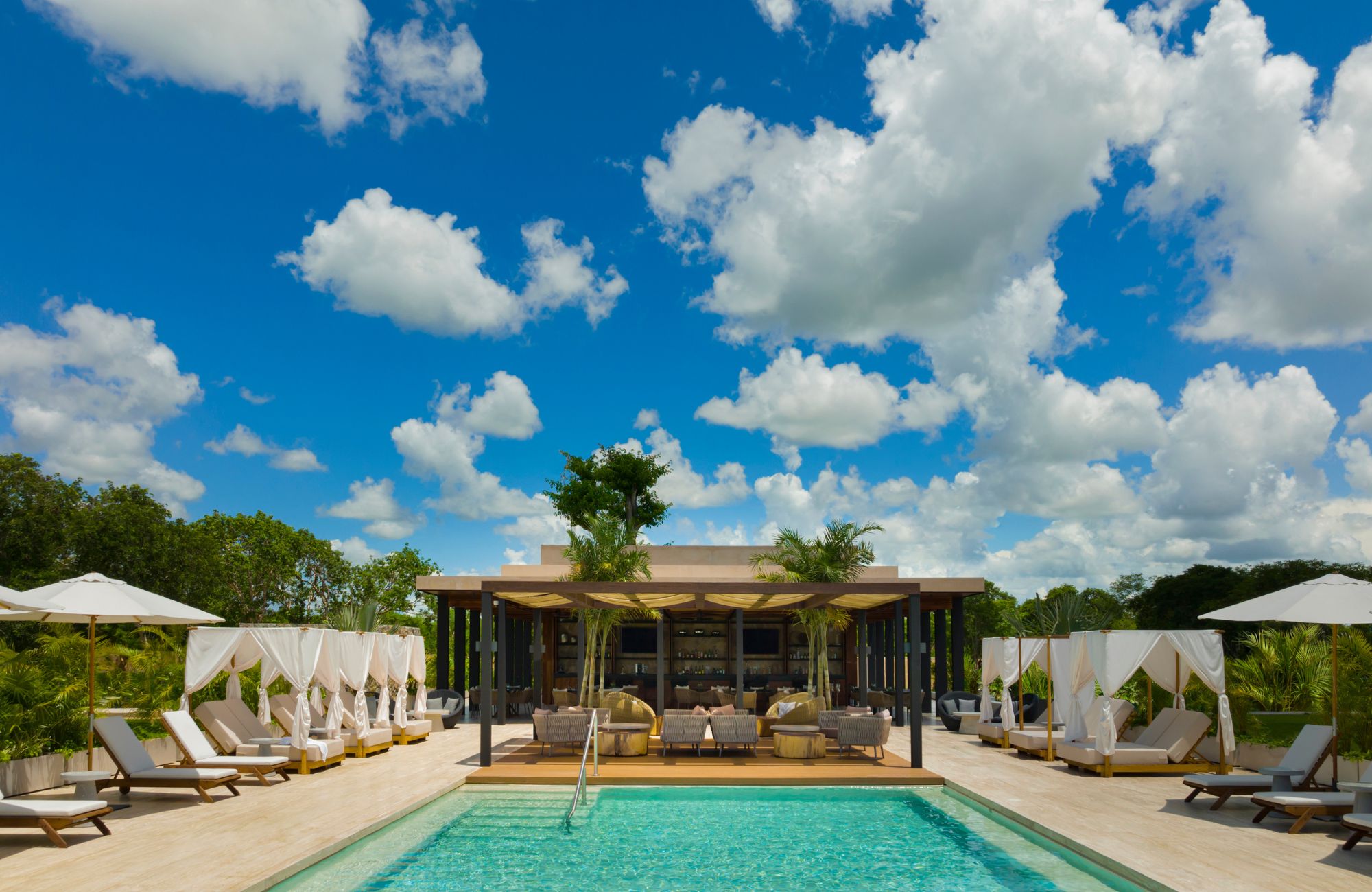 Golf &amp; lake view condo in Yucatan Country Club, for sale in M&eacute;rida.