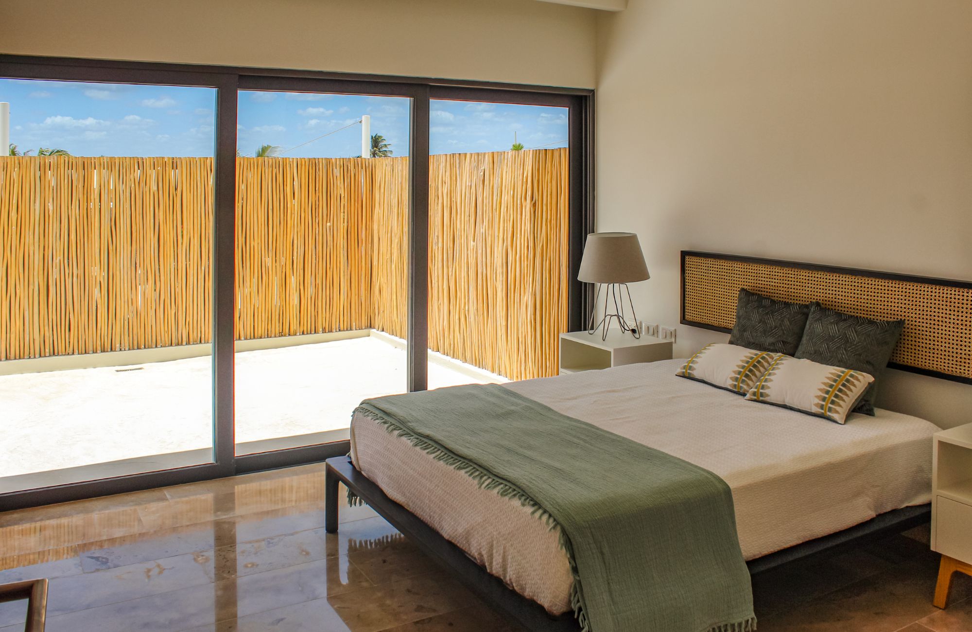 Departamento en venta con vista al campo de golf y lago, en Yucatan Country Club, venta M&eacute;rida.