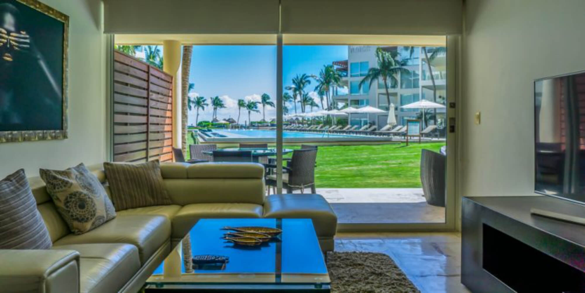 Departamento con family room, rooftop con jacuzzi y alberca con vista al campo de golf, club de playa, casa club y amenidade