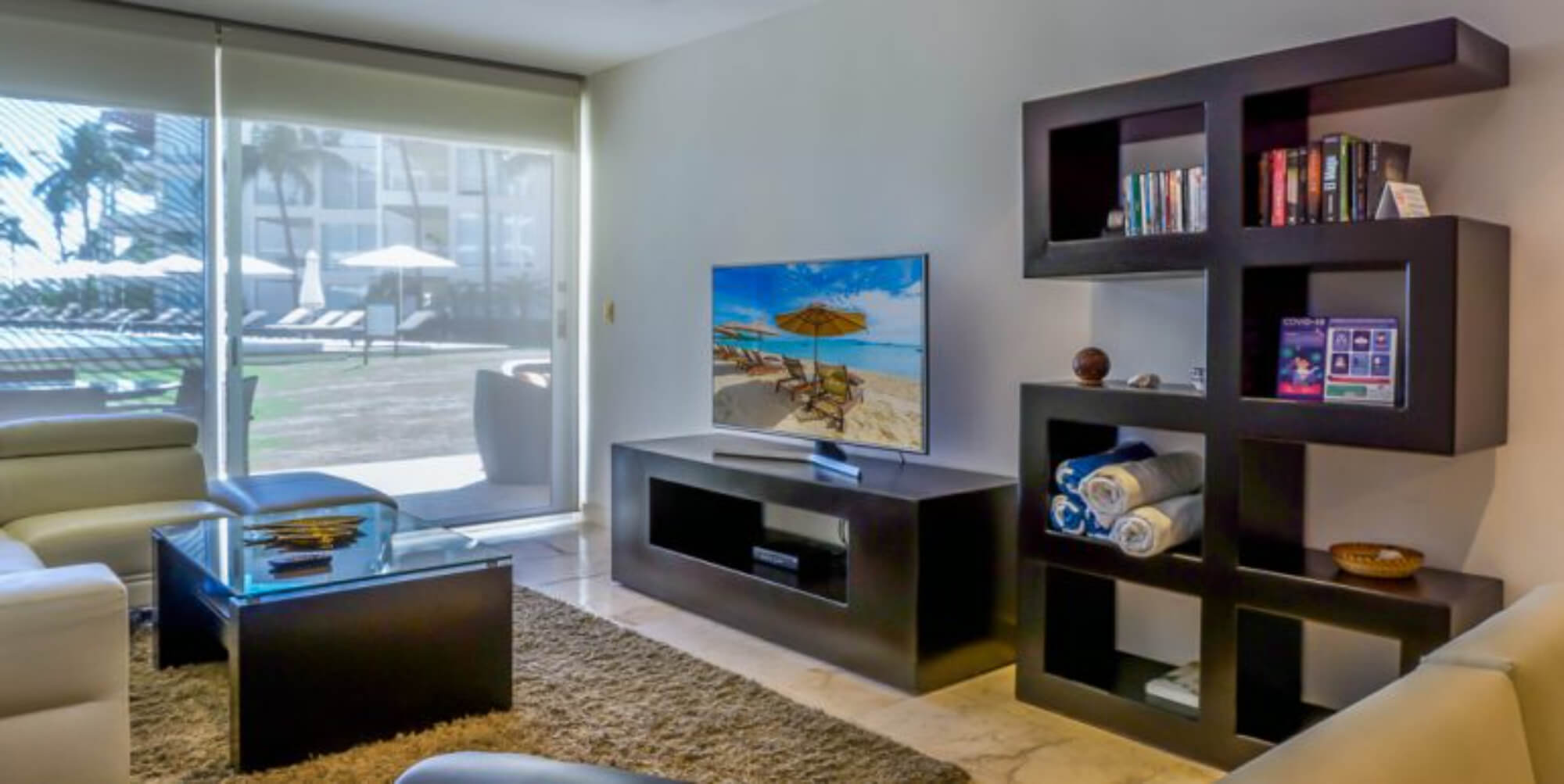 Departamento con family room, rooftop con jacuzzi y alberca con vista al campo de golf, club de playa, casa club y amenidade