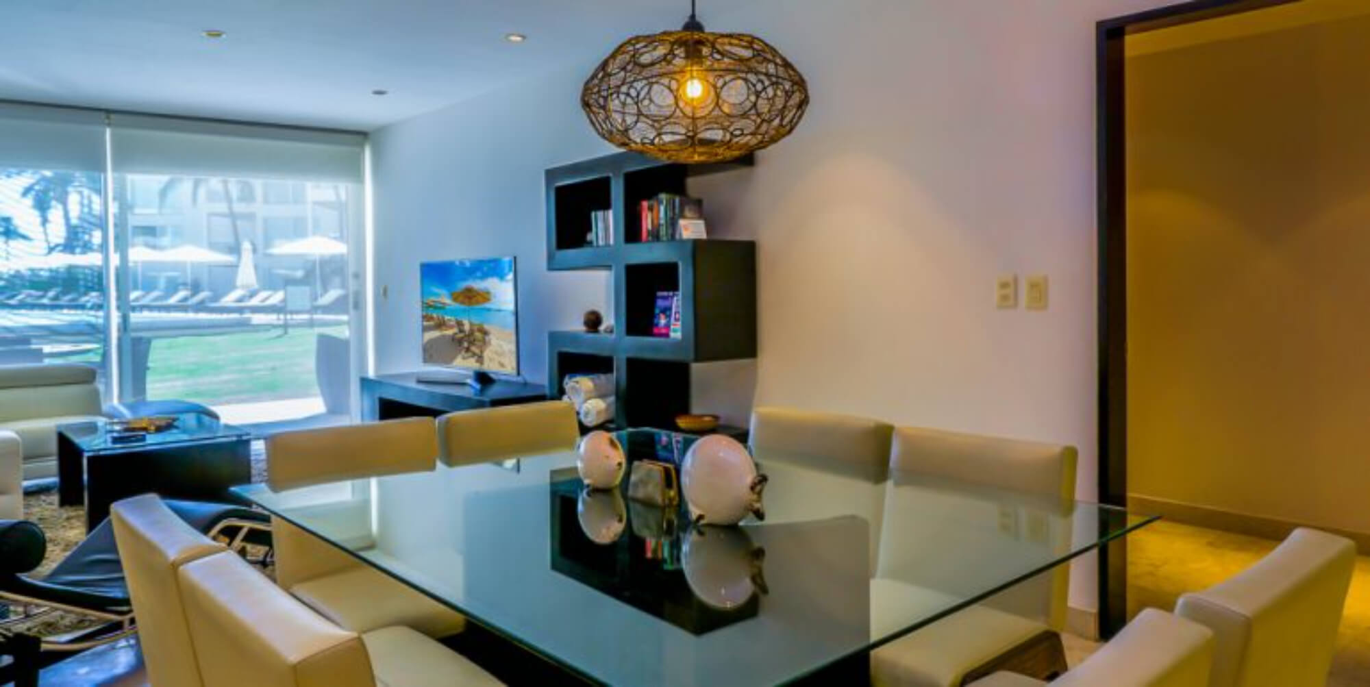 Departamento con family room, rooftop con jacuzzi y alberca con vista al campo de golf, club de playa, casa club y amenidade