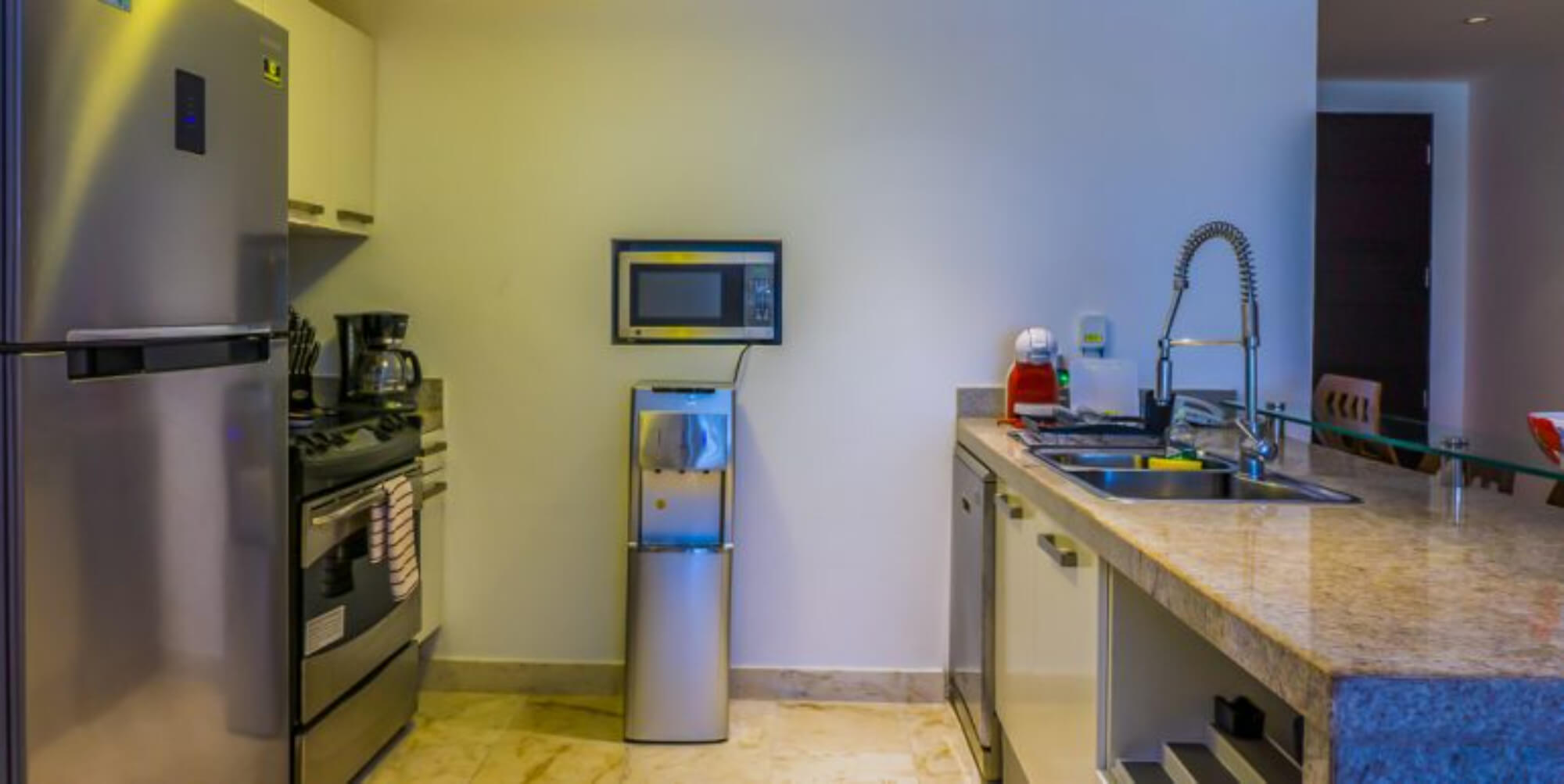 Departamento con family room, rooftop con jacuzzi y alberca con vista al campo de golf, club de playa, casa club y amenidade