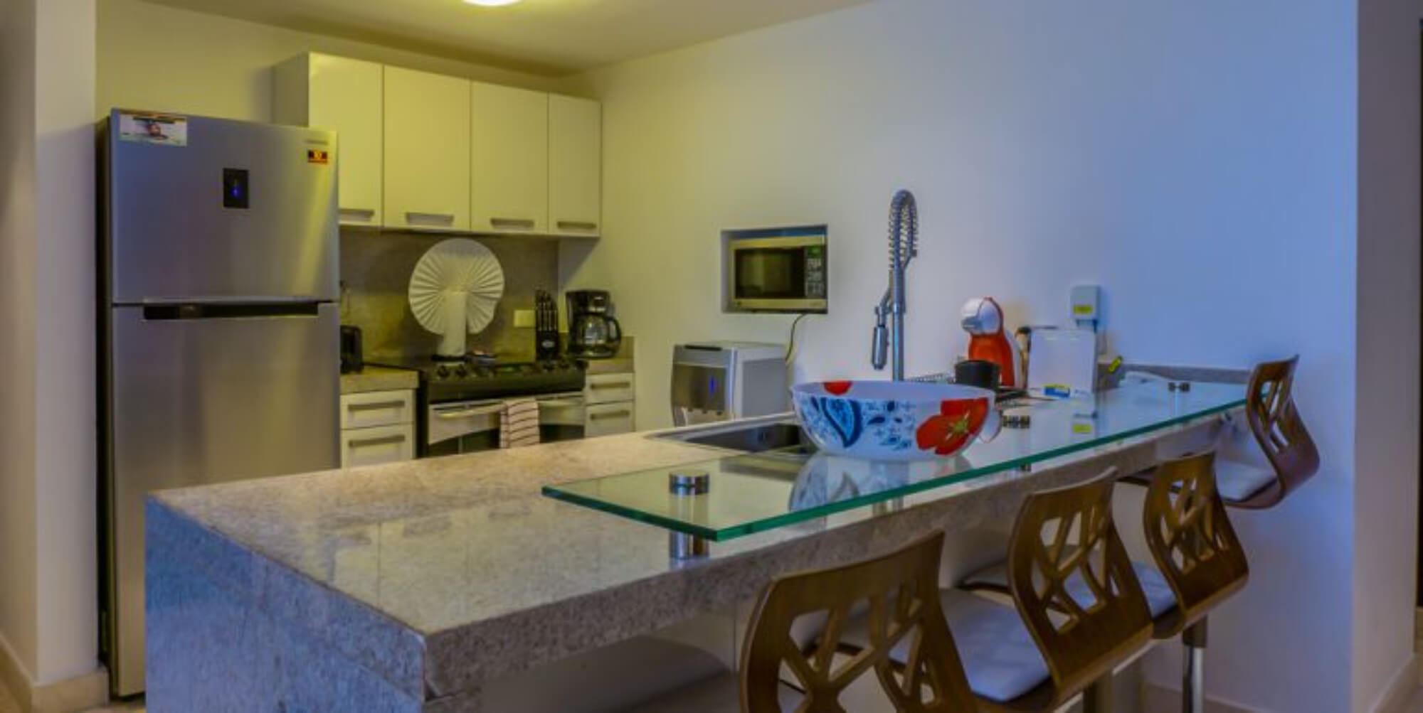 Departamento con family room, rooftop con jacuzzi y alberca con vista al campo de golf, club de playa, casa club y amenidade