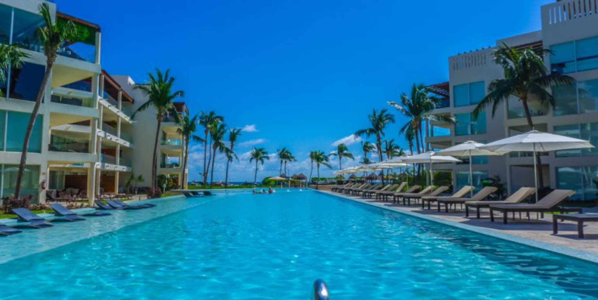 Departamento con family room, rooftop con jacuzzi y alberca con vista al campo de golf, club de playa, casa club y amenidade