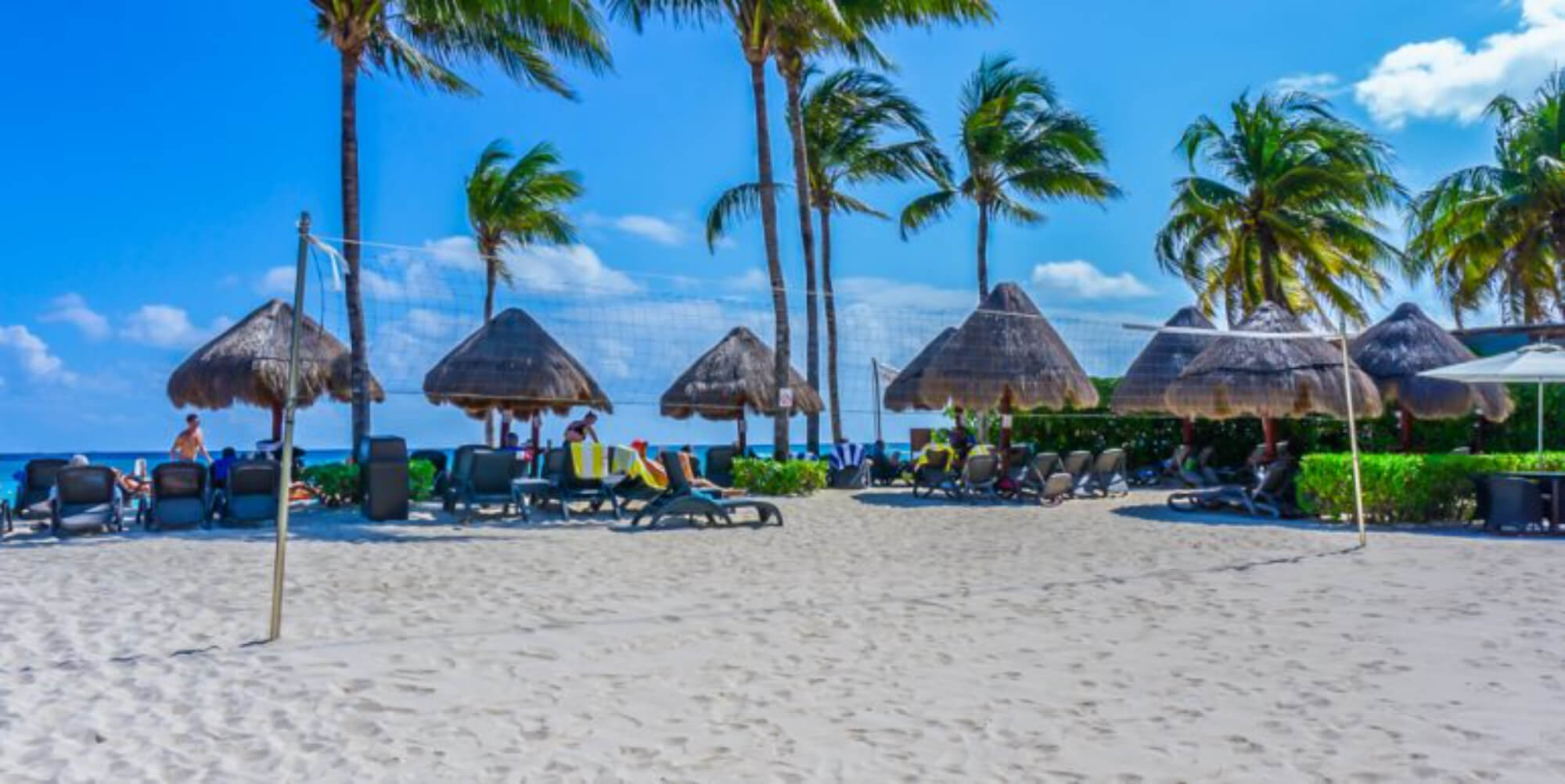 Departamento con family room, rooftop con jacuzzi y alberca con vista al campo de golf, club de playa, casa club y amenidade