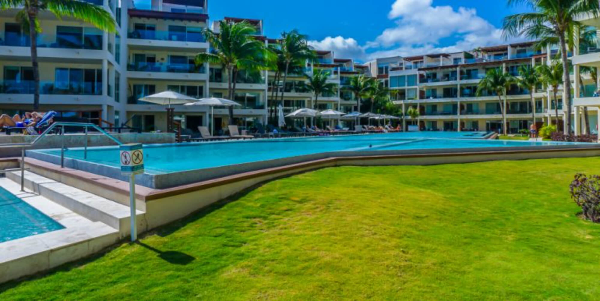 Departamento con family room, rooftop con jacuzzi y alberca con vista al campo de golf, club de playa, casa club y amenidade