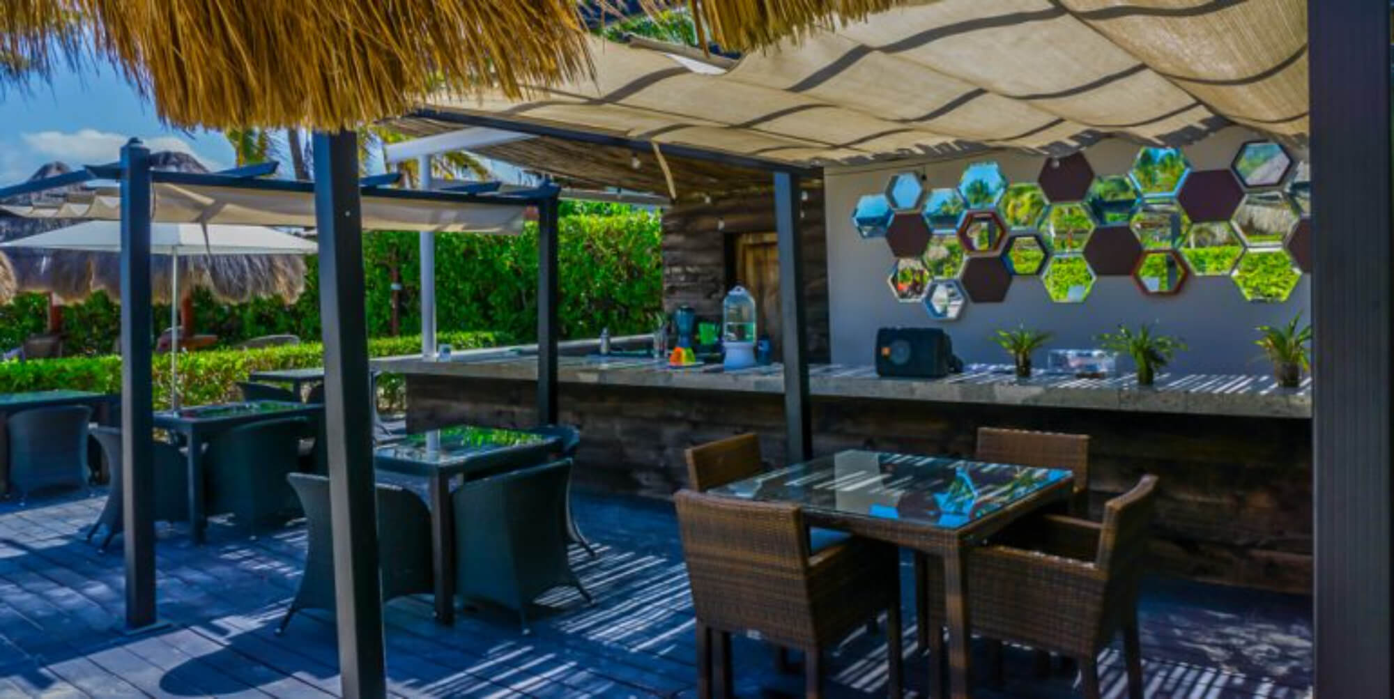 Departamento con family room, rooftop con jacuzzi y alberca con vista al campo de golf, club de playa, casa club y amenidade