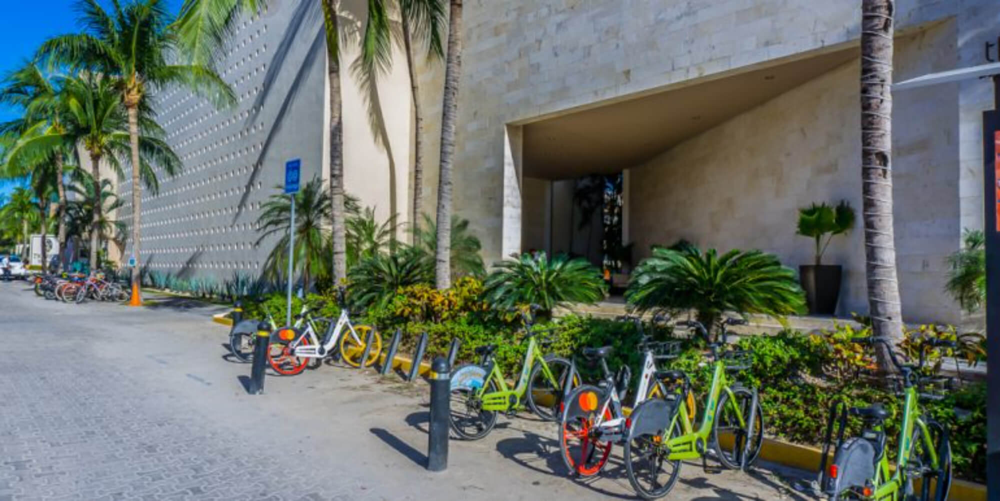 Departamento con family room, rooftop con jacuzzi y alberca con vista al campo de golf, club de playa, casa club y amenidade