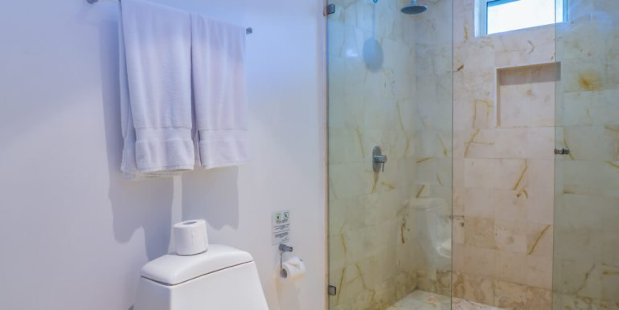 Departamento con family room, rooftop con jacuzzi y alberca con vista al campo de golf, club de playa, casa club y amenidade