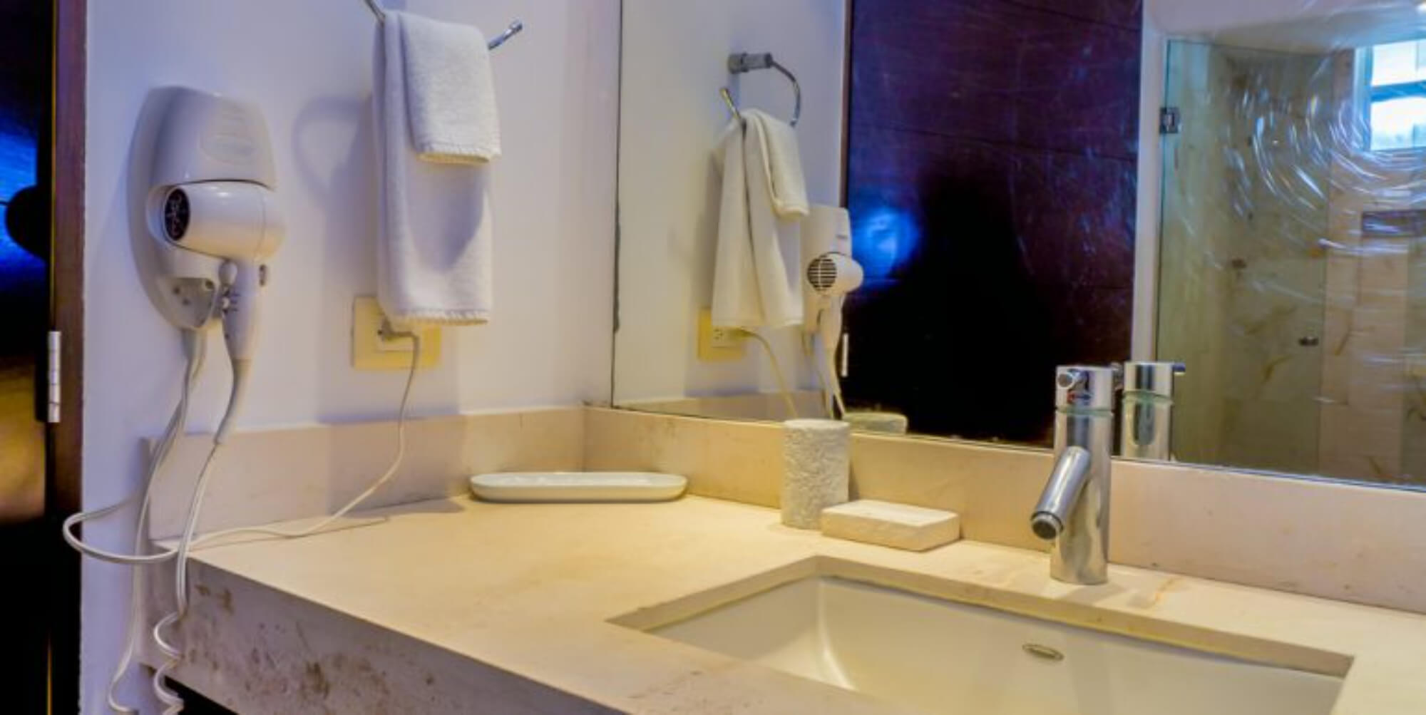 Departamento con family room, rooftop con jacuzzi y alberca con vista al campo de golf, club de playa, casa club y amenidade