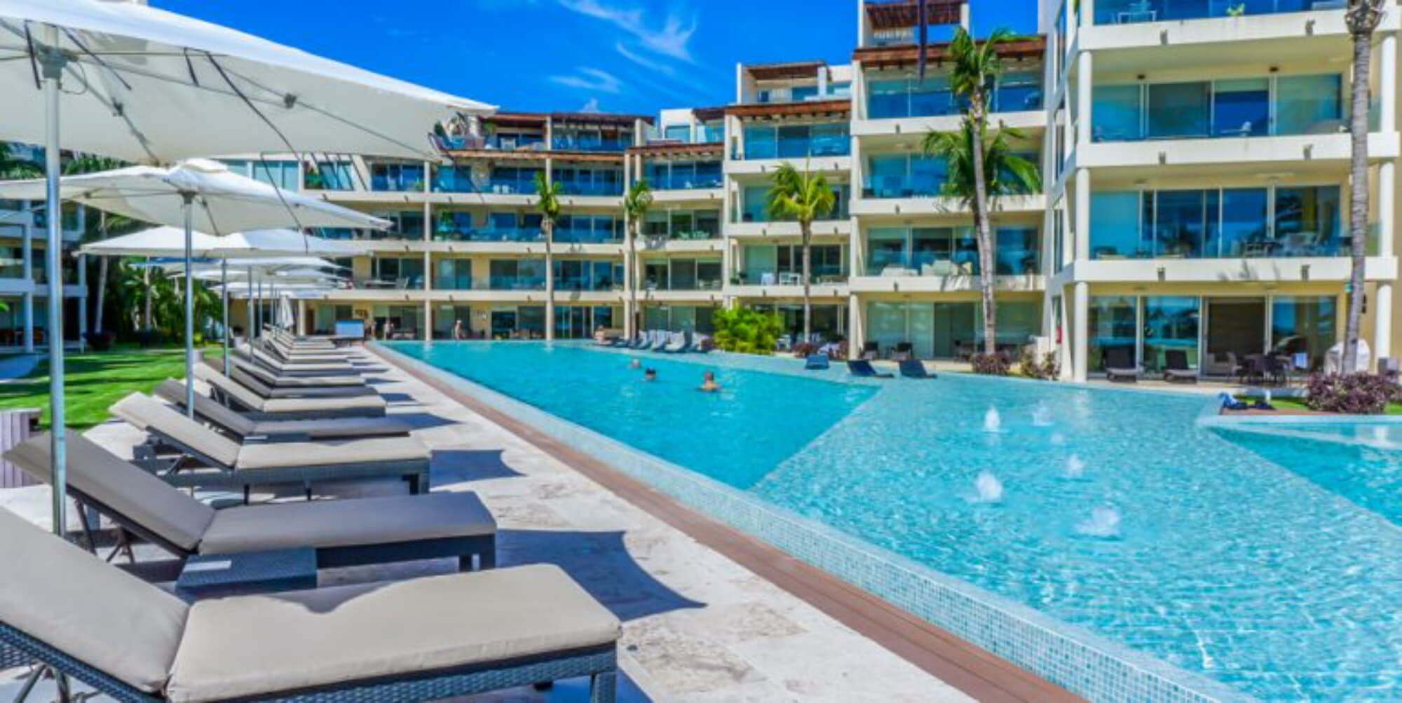 Departamento con family room, rooftop con jacuzzi y alberca con vista al campo de golf, club de playa, casa club y amenidade