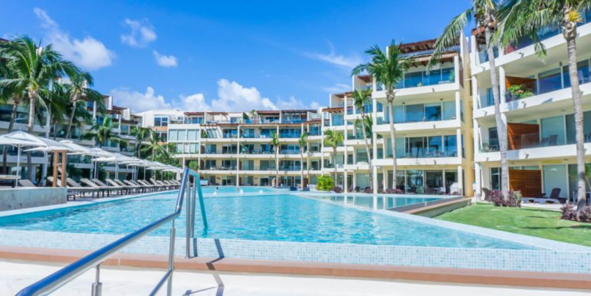 Departamento con family room, rooftop con jacuzzi y alberca con vista al campo de golf, club de playa, casa club y amenidade